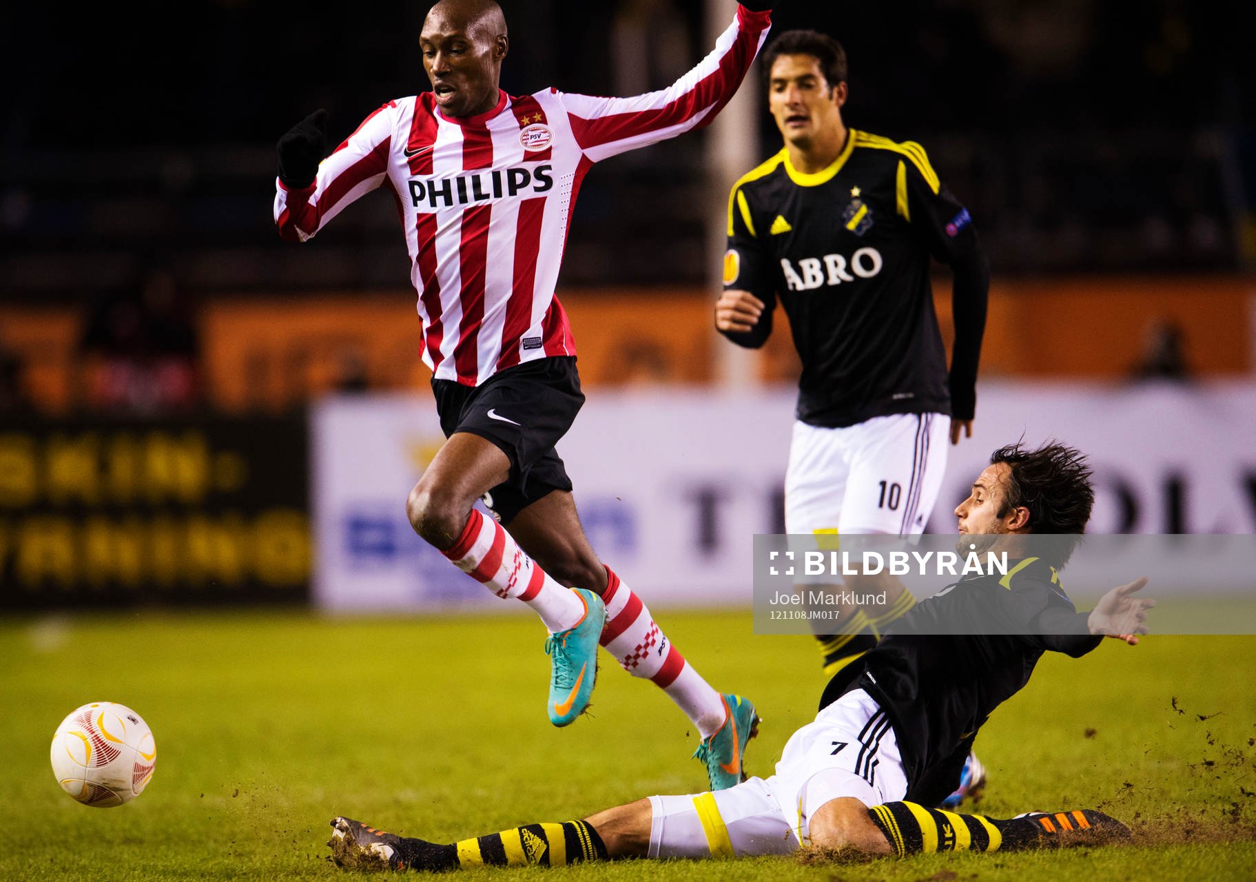 Atiba Hutchinson, PSV, stoppas av Helgi Danielsson, AIK