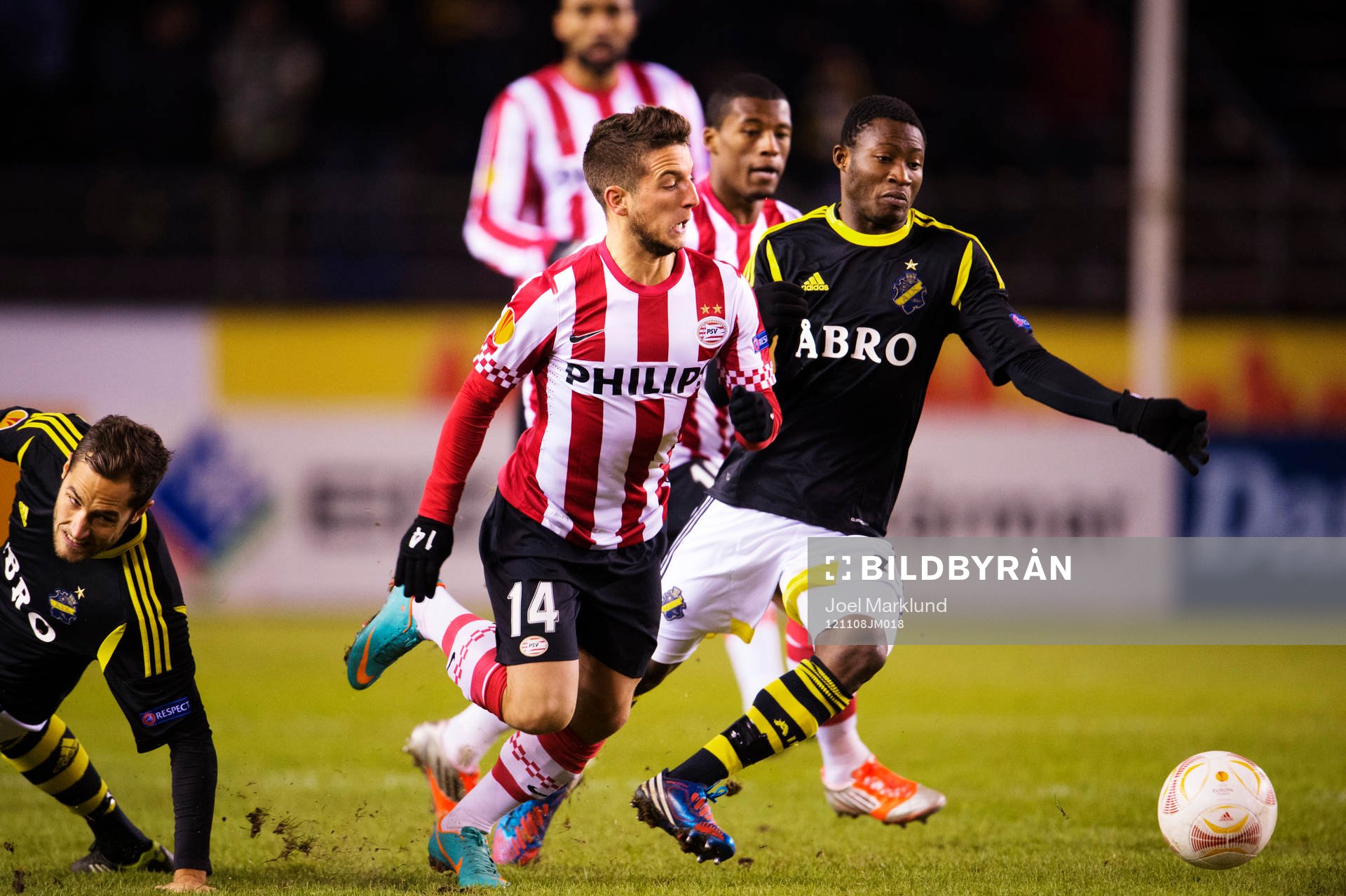 Nicklas Backman och Moro Ibrahim, AIK, utmanas av Dries