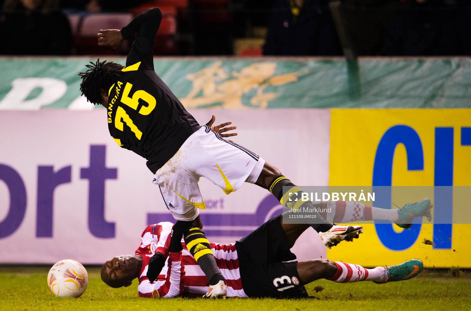 Atiba Hutchinson, PSV, stoppas av Mohamed Bangura, AIK