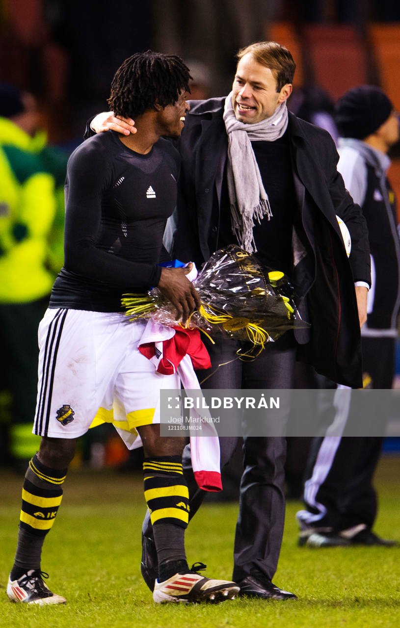 Mohamed Bangura kramas om av Andreas Alm, tränare AIK