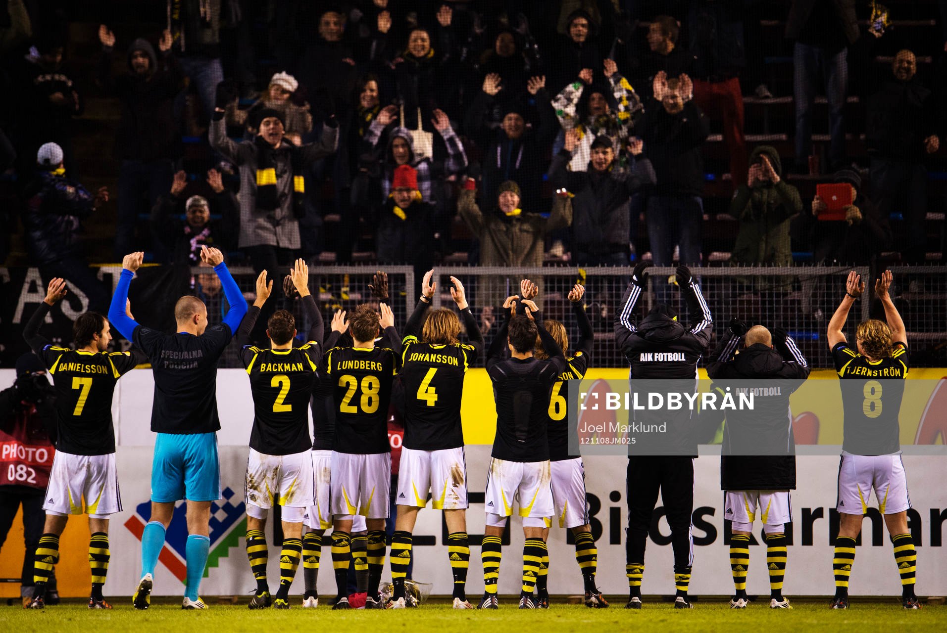 AIK-spelarna tackar klacken