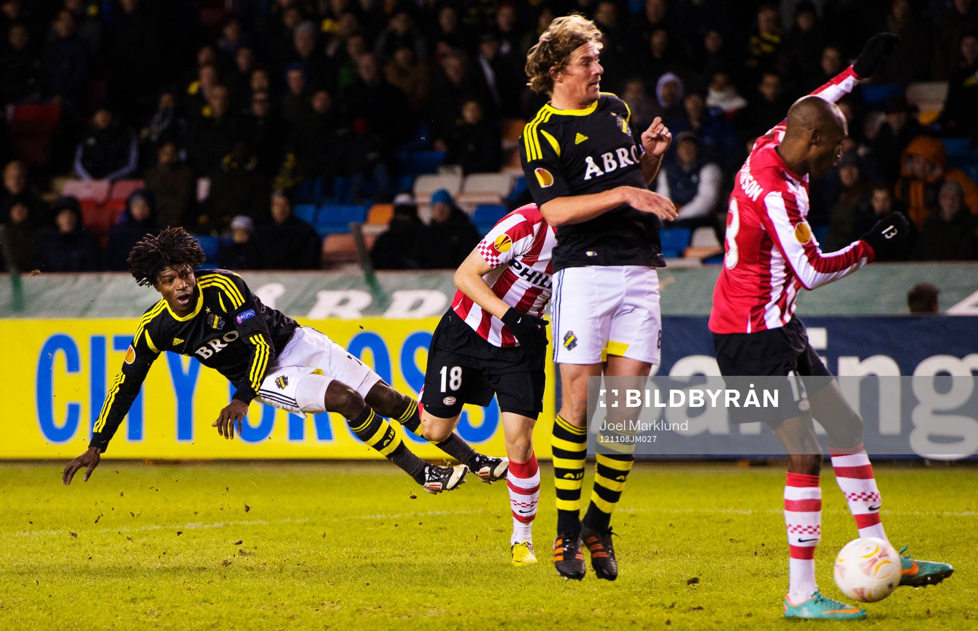 Fotboll, Europa League, AIK - PSV Eindhoven: Mohamed Bangura, AIK, skjuter.