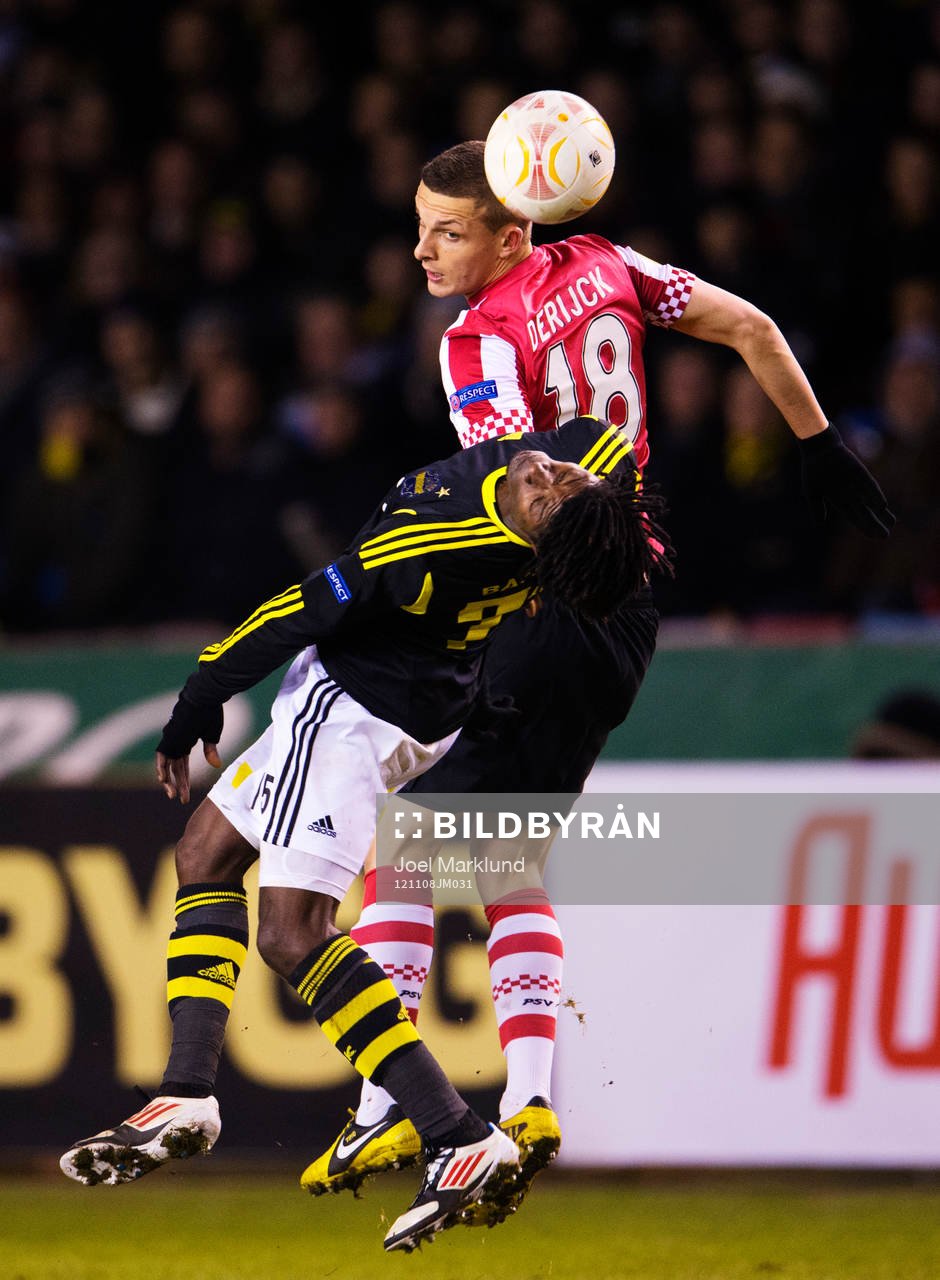 Fotboll, Europa League, AIK - PSV Eindhoven: Mohamed Bangura, AIK, i en luftduell med Timothy Derijck, PSV.