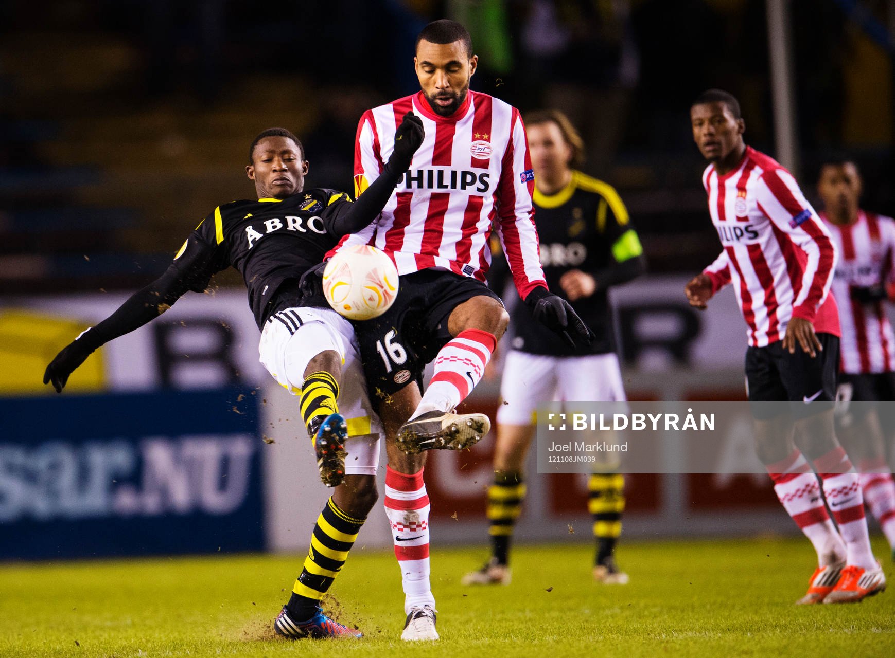 Moro Ibrahim, AIK, kämpar mot Orlando Engelaar, PSV