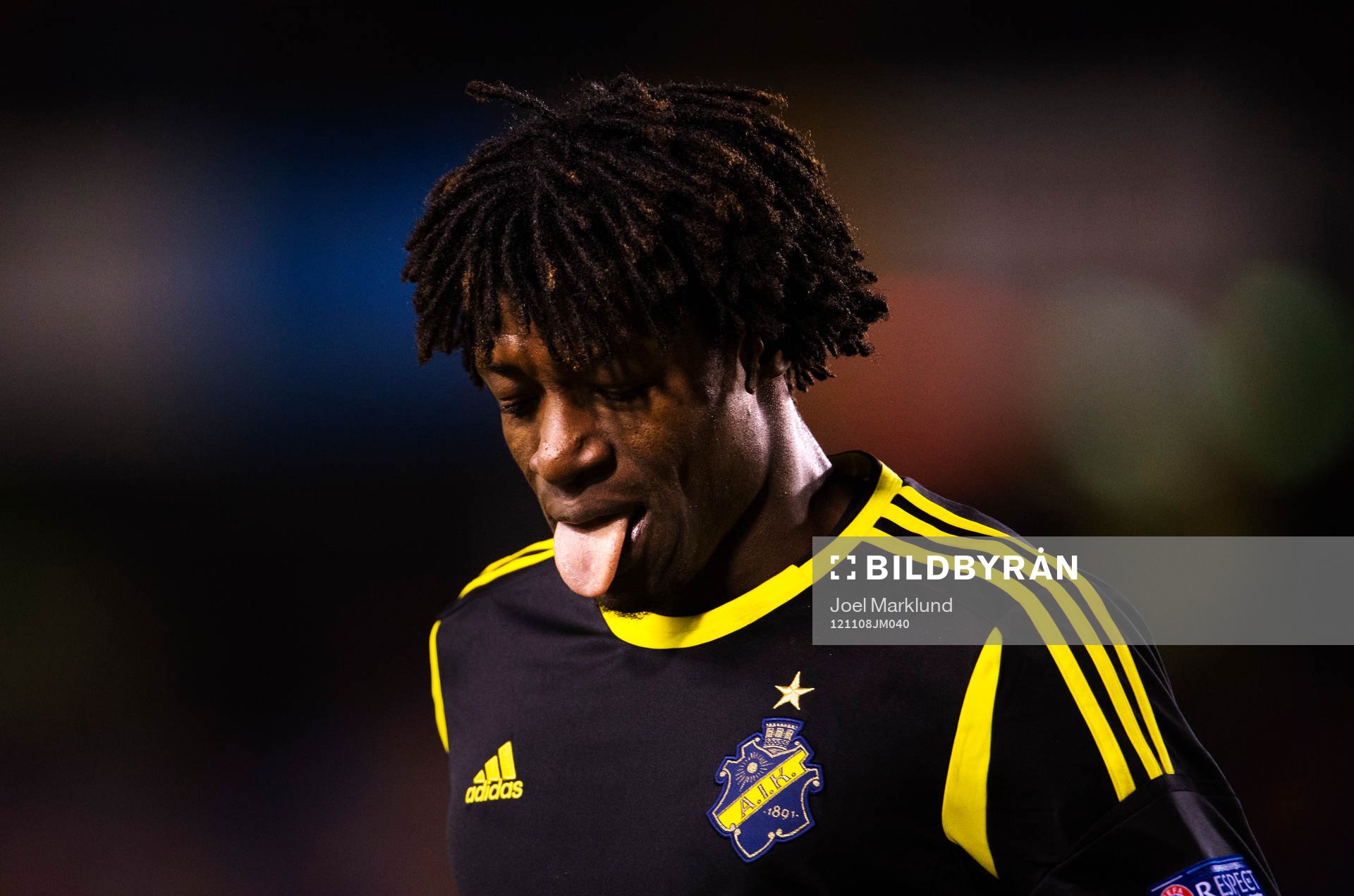 Mohamed Bangura, AIK, räcker ut tungan