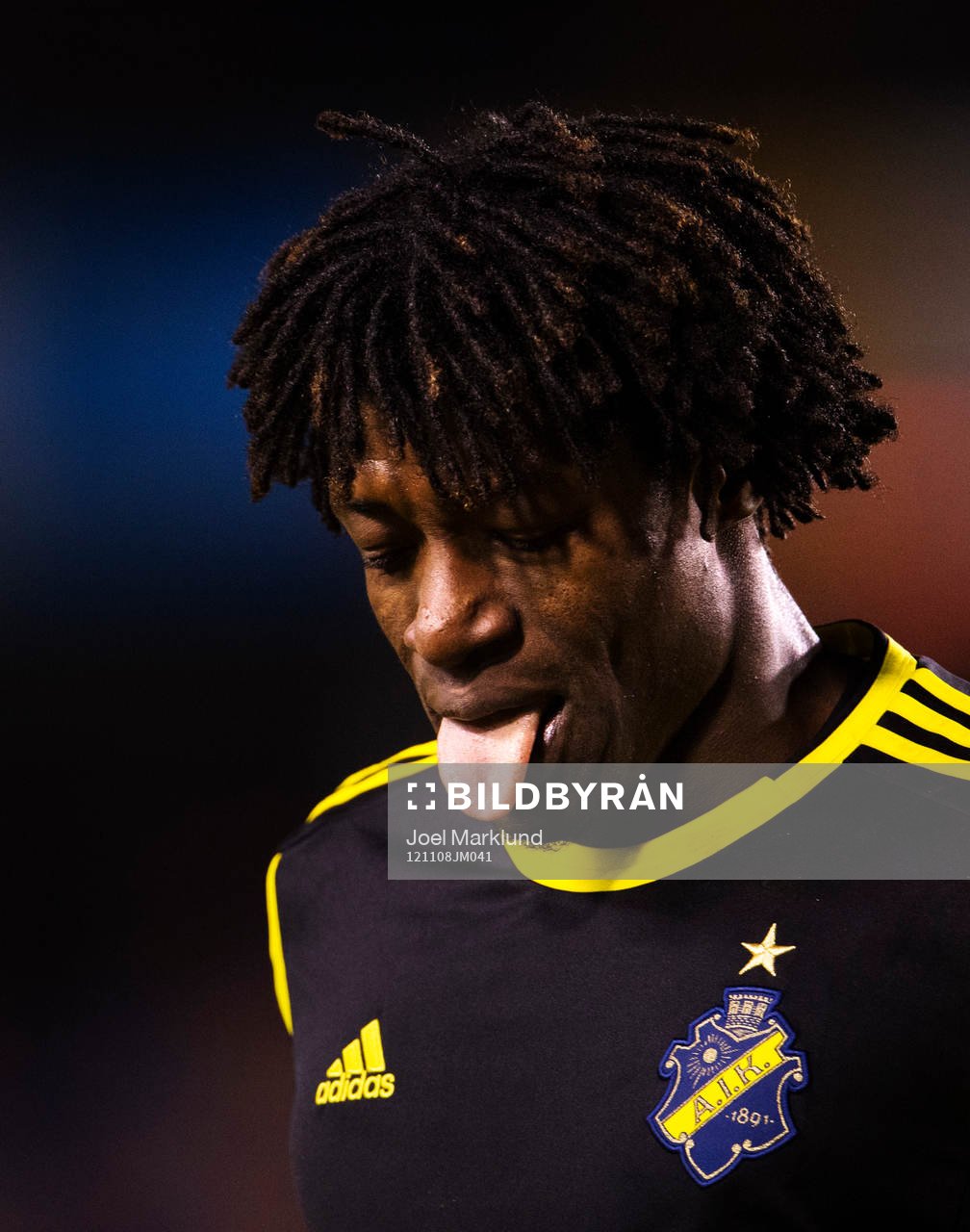 Mohamed Bangura, AIK, räcker ut tungan