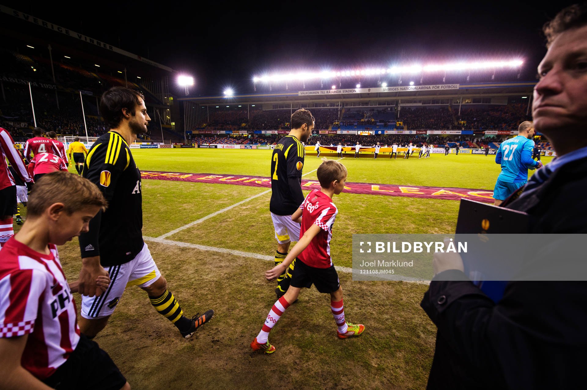 Helgi Danielsson och Nicklas Backman, AIK, gör entré