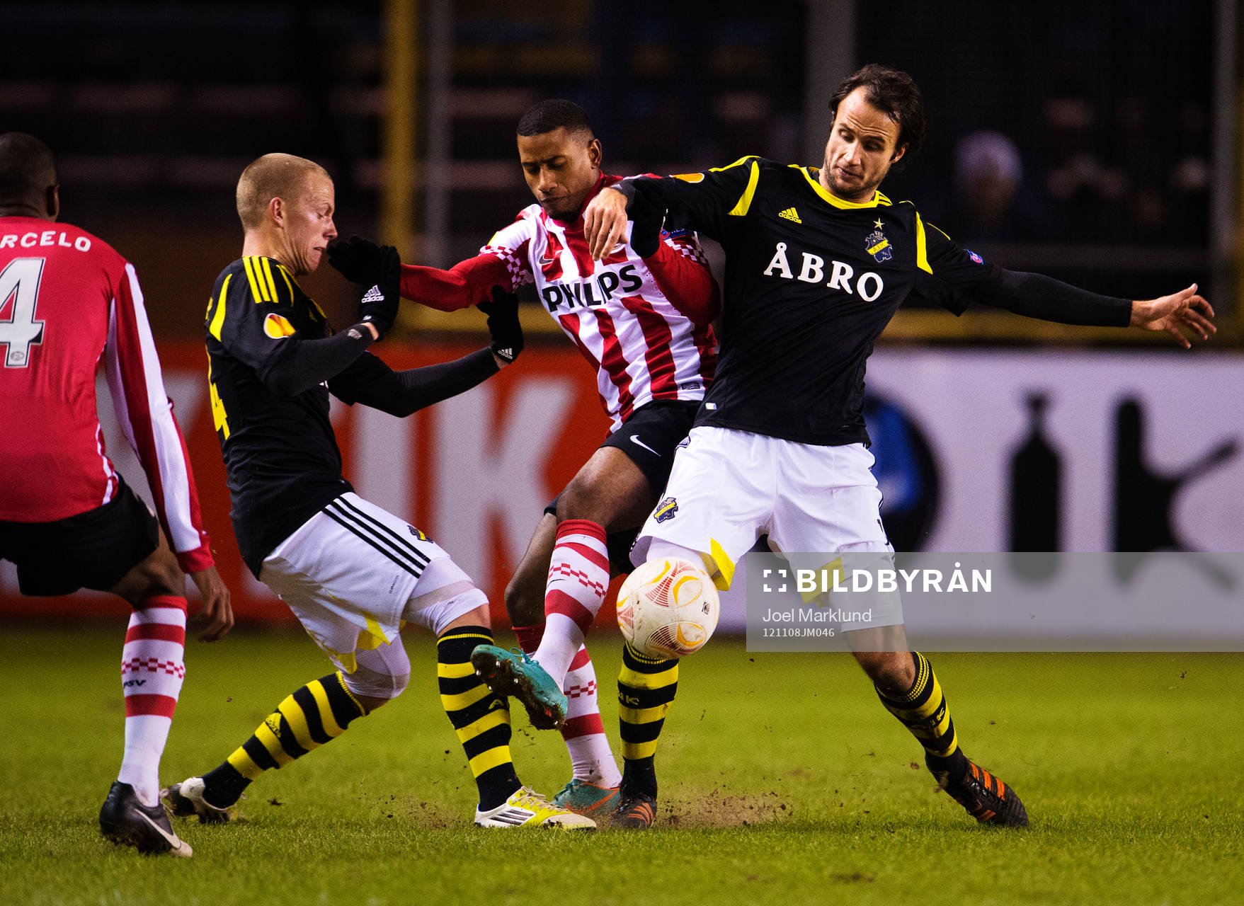 Daniel Gustavsson och Helgi Danielsson, AIK, stoppar