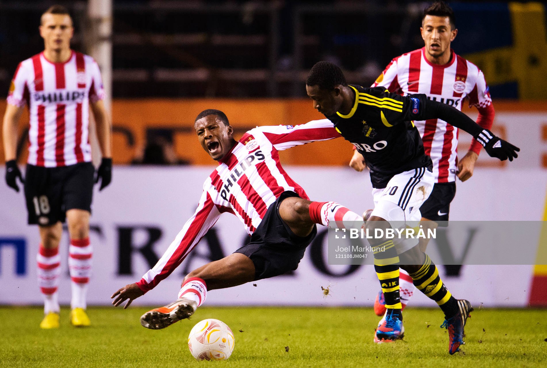 Georginio Wijnaldum, PSV, stoppas av Moro Ibrahim, AIK