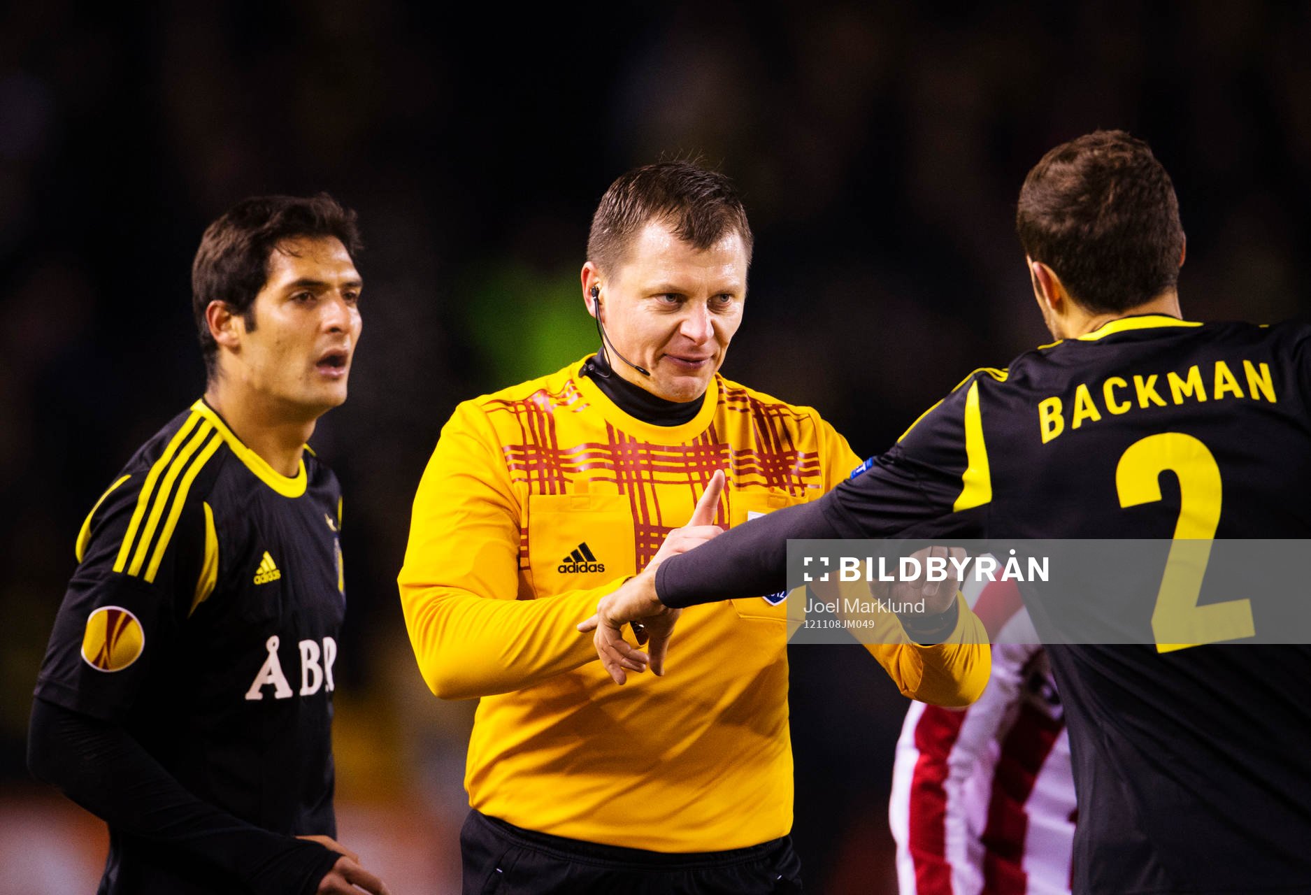 Maxim Layushkin, domare, i samtal med Nicklas Backman, AIK