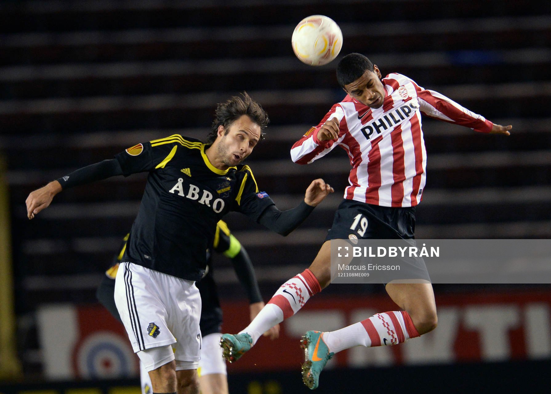 Helgi Danielsson, AIK och Jurgen Locadis, PSV