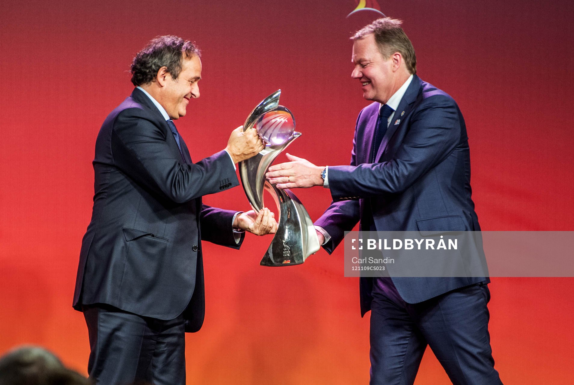 Michel Platini, ordförande UEFA ger pokalen till Karl-Erik