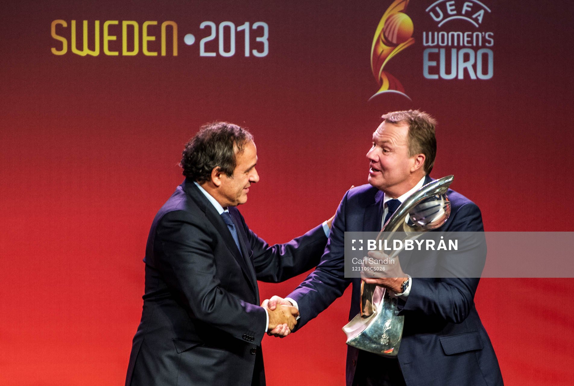 Michel Platini, President FIFA, lämnar över pokalen till