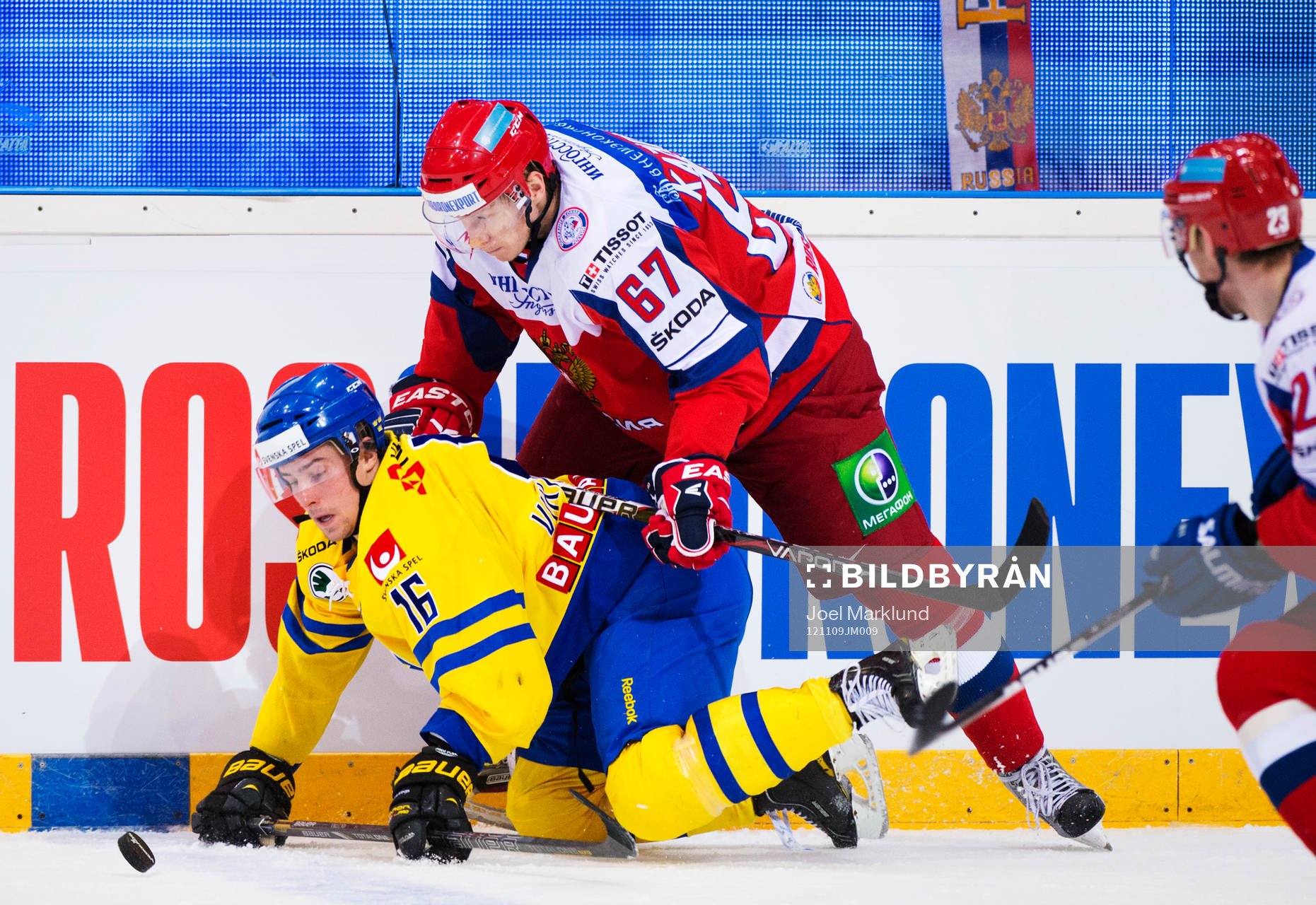 Tobias Viklund, Sverige, trycks ned av Dmitri Kazionov,
