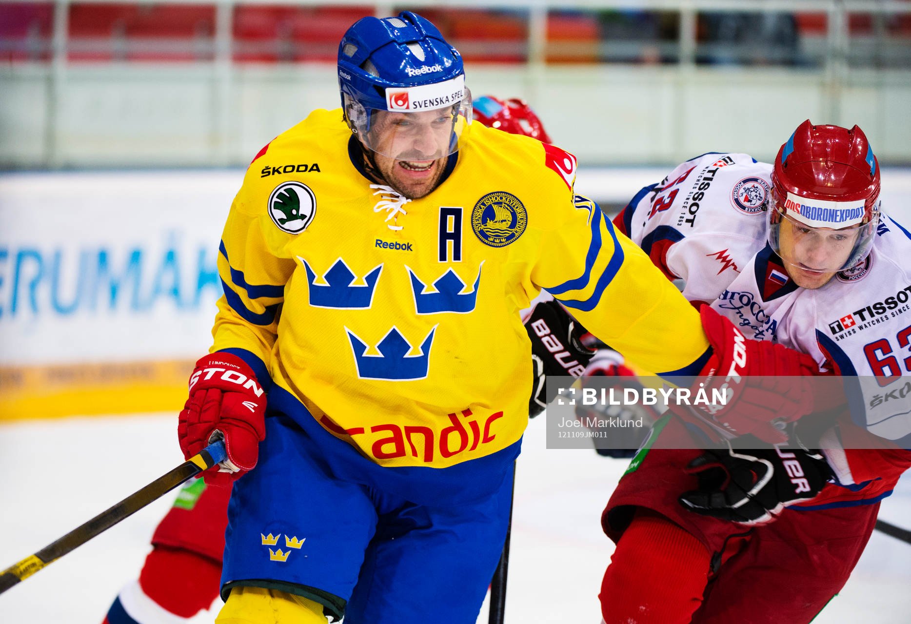Joel Lundqvist, Sverige, kämpar mot Evgeny Dadonov,