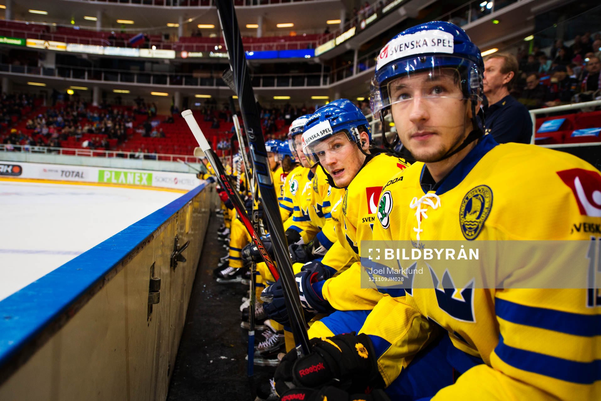 Gabriel Landeskog och Melker Karlsson, Sverige, sitter i