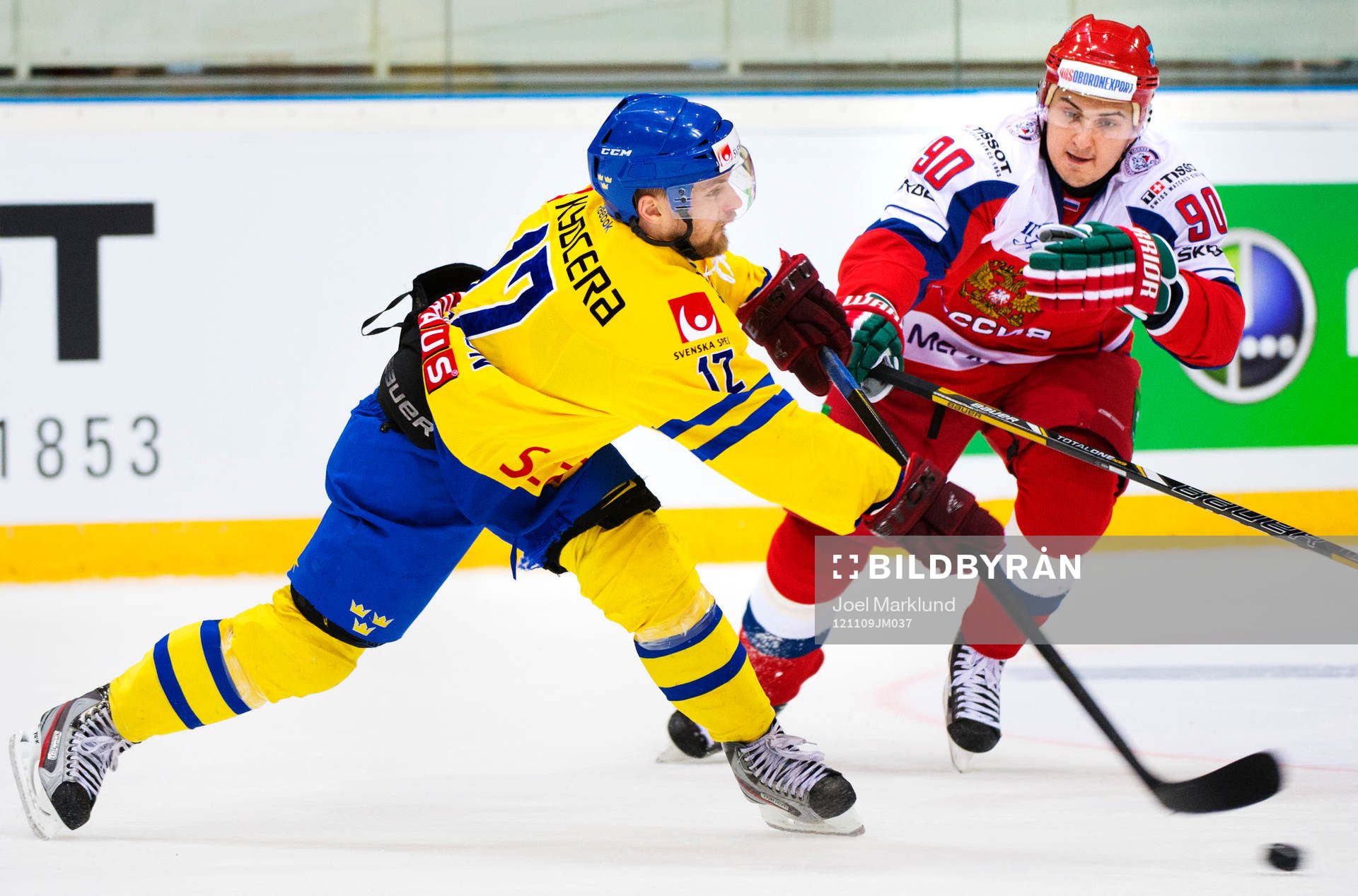 Fredrik Pettersson, Sverige, skjuter förbi Kirill Petrov,