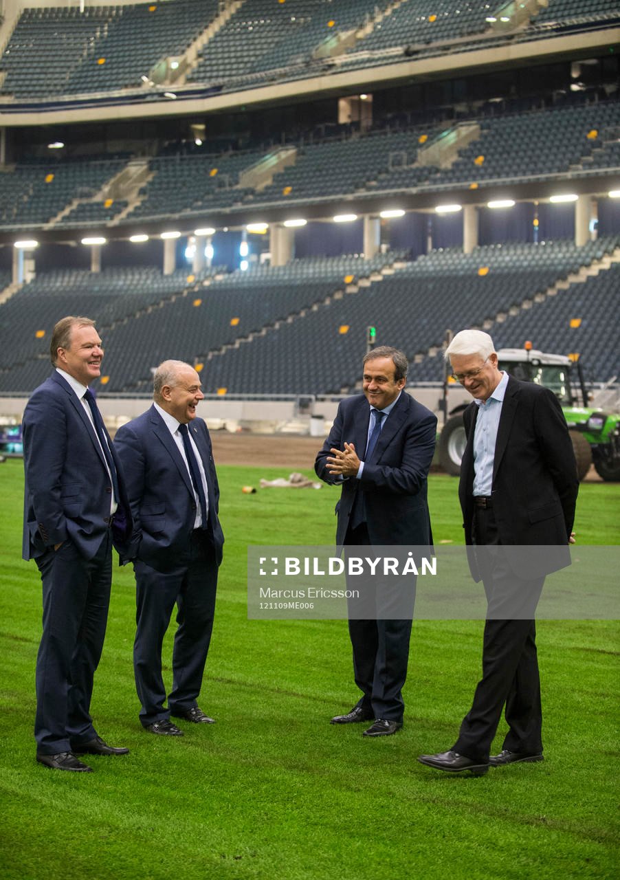 Fotboll, Friends Arena: Martin Englund, kommersiell chef på Friends Arena visar Michel Platini, president UEFA tillsammans med Karl-Erik Nilsson, Mikael Santoft och Sune Hellströmer, Sverige nya Nationalarena.