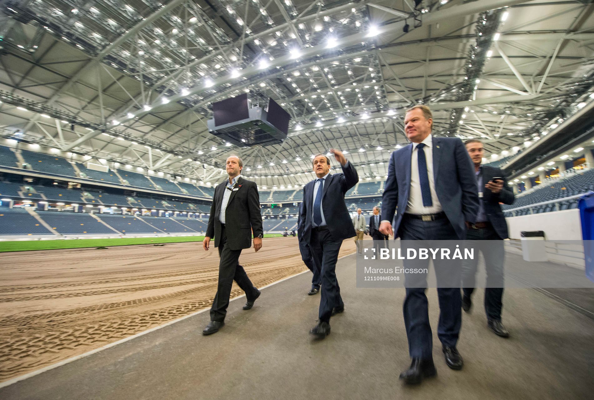 Martin Englund, kommersiell chef på Friends Arena visar