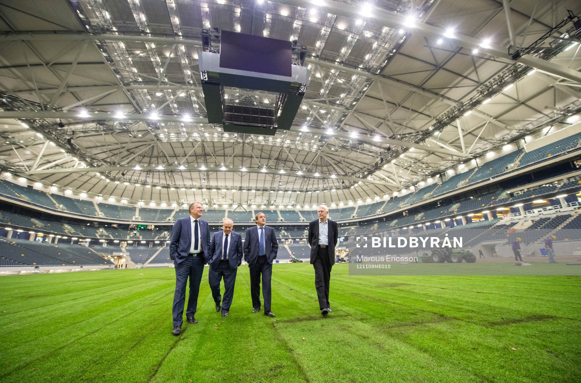 Martin Englund, kommersiell chef på Friends Arena visar