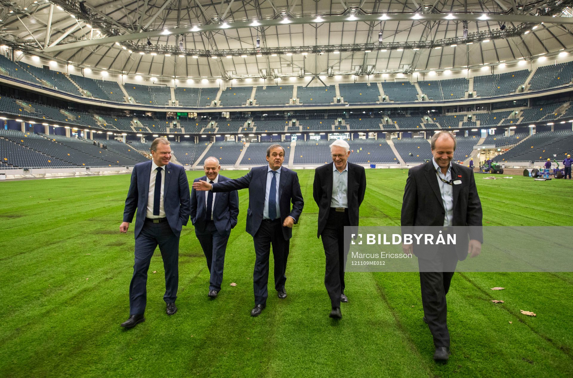 Martin Englund, kommersiell chef på Friends Arena visar