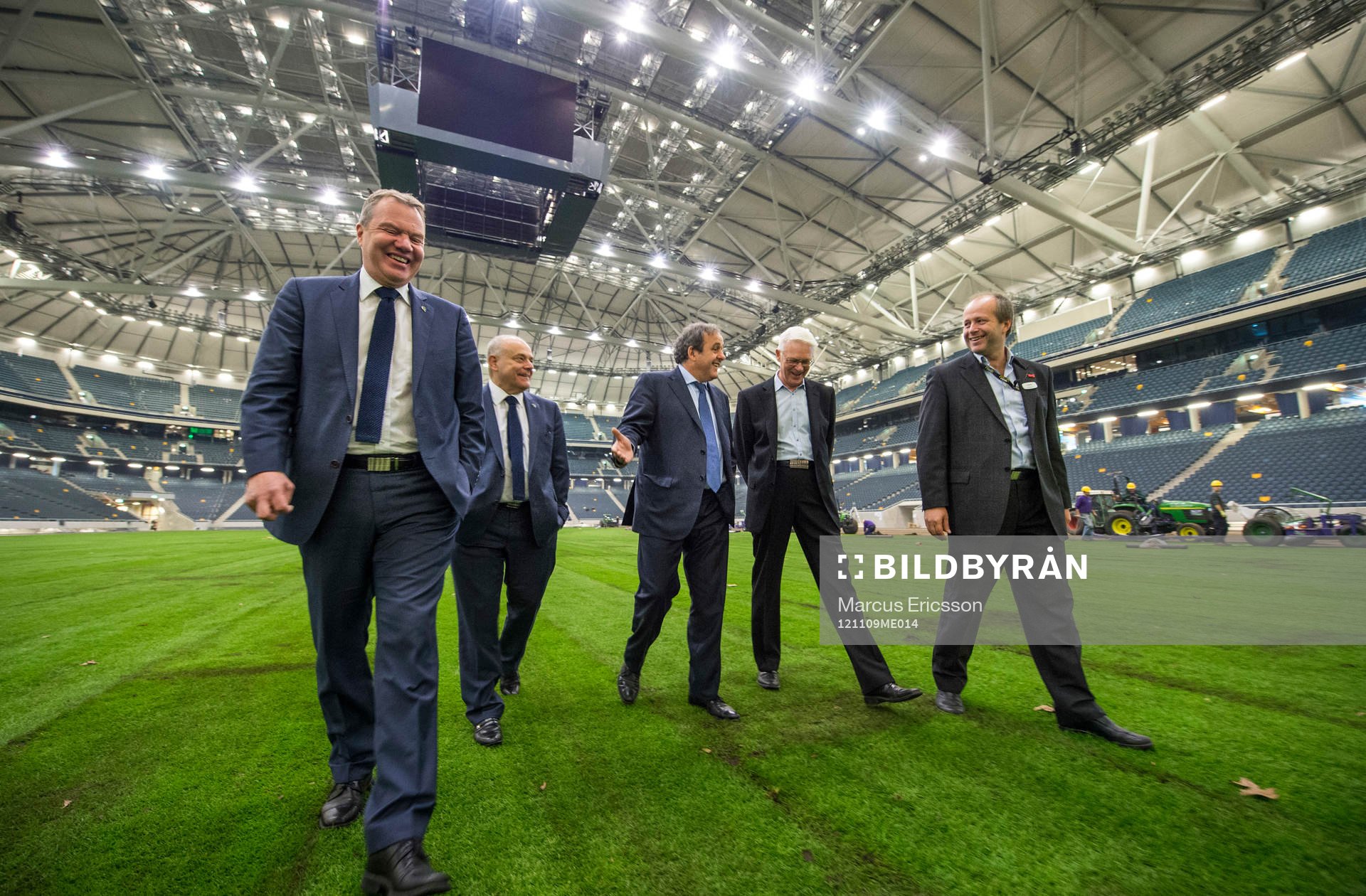 Martin Englund, kommersiell chef på Friends Arena visar