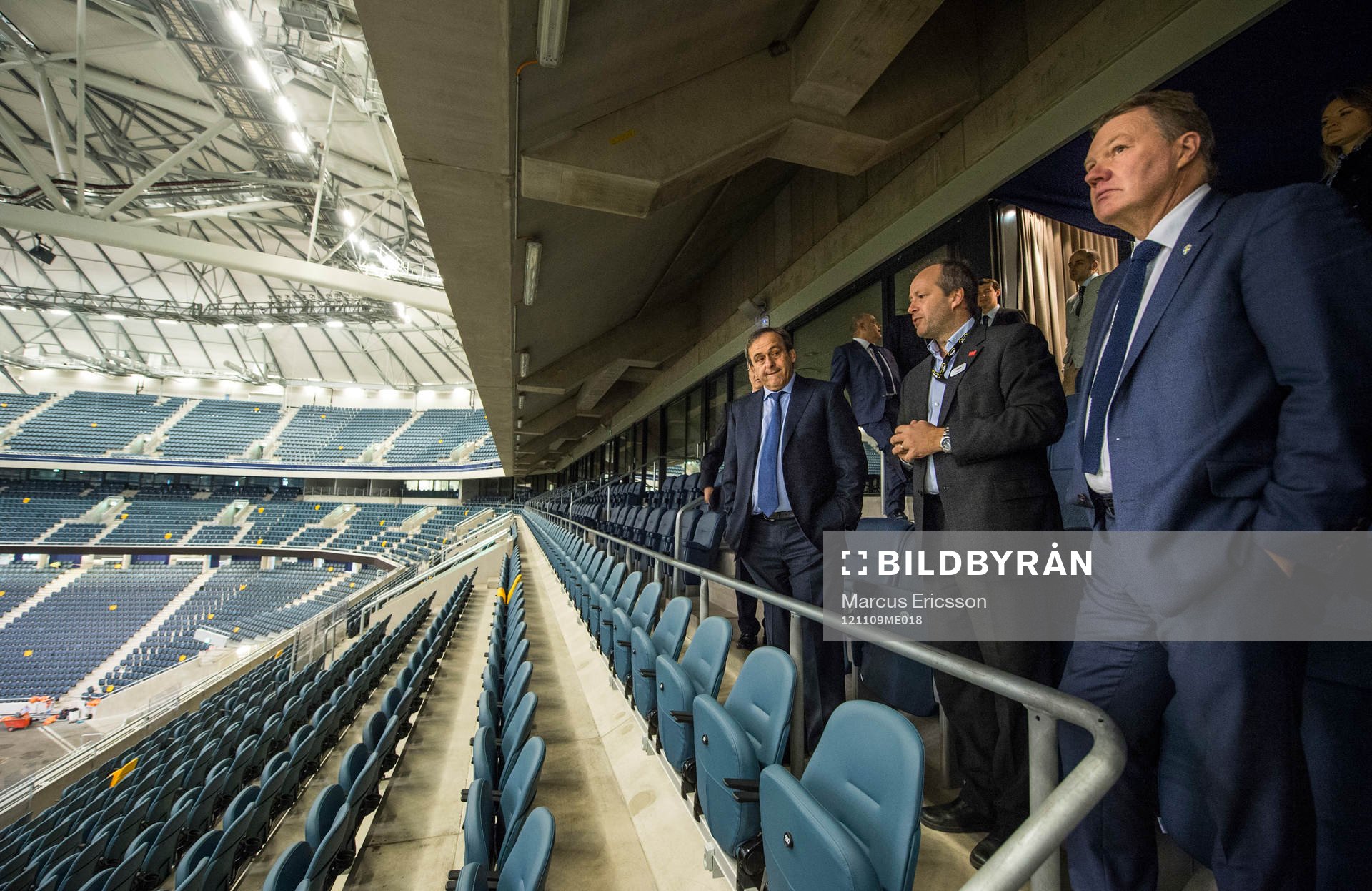 Martin Englund, kommersiell chef på Friends Arena visar