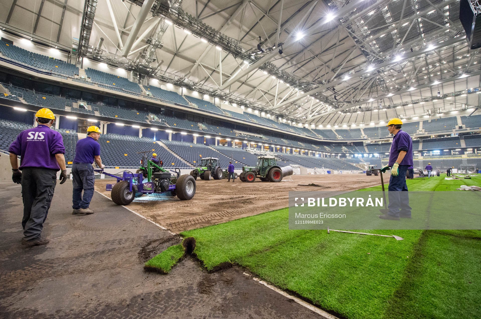 Gräset rullas ut på Sverige nya Nationalarena
