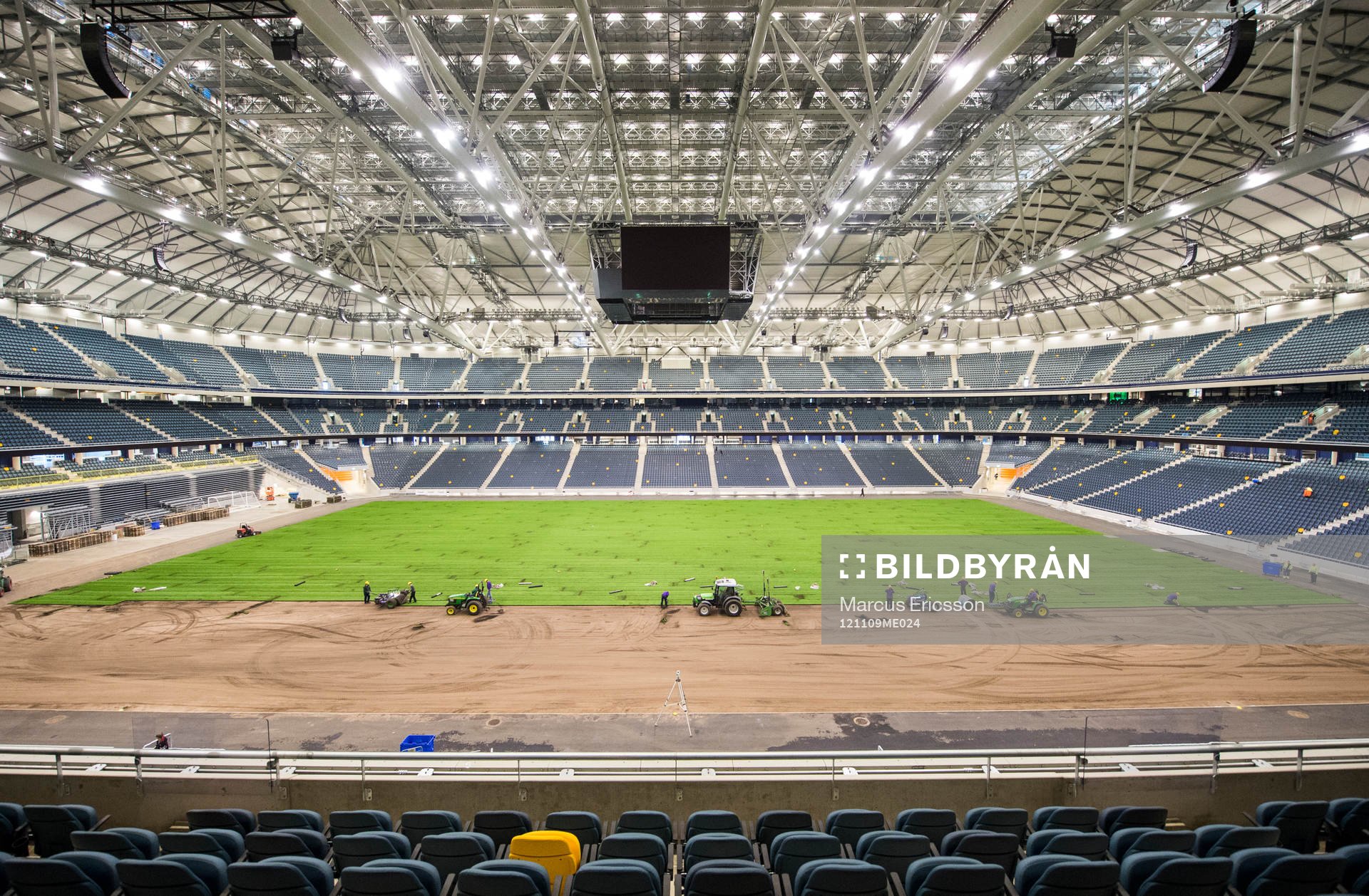 Gräset rullas ut på Sverige nya Nationalarena