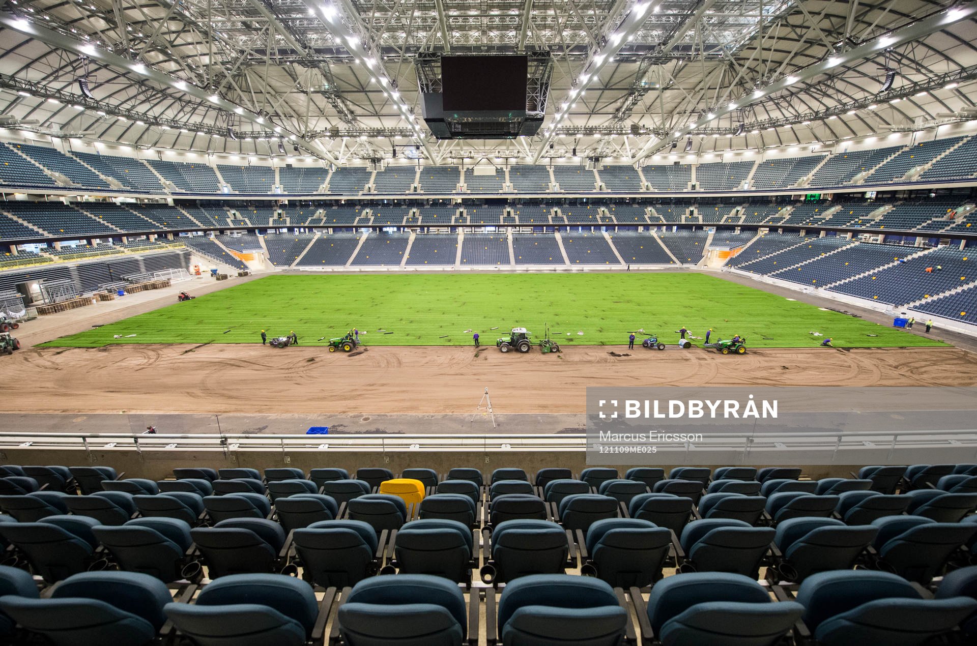 Gräset rullas ut på Sverige nya Nationalarena