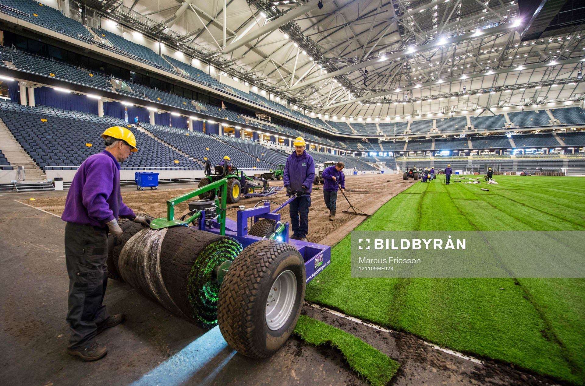 Gräset rullas ut på Sverige nya Nationalarena