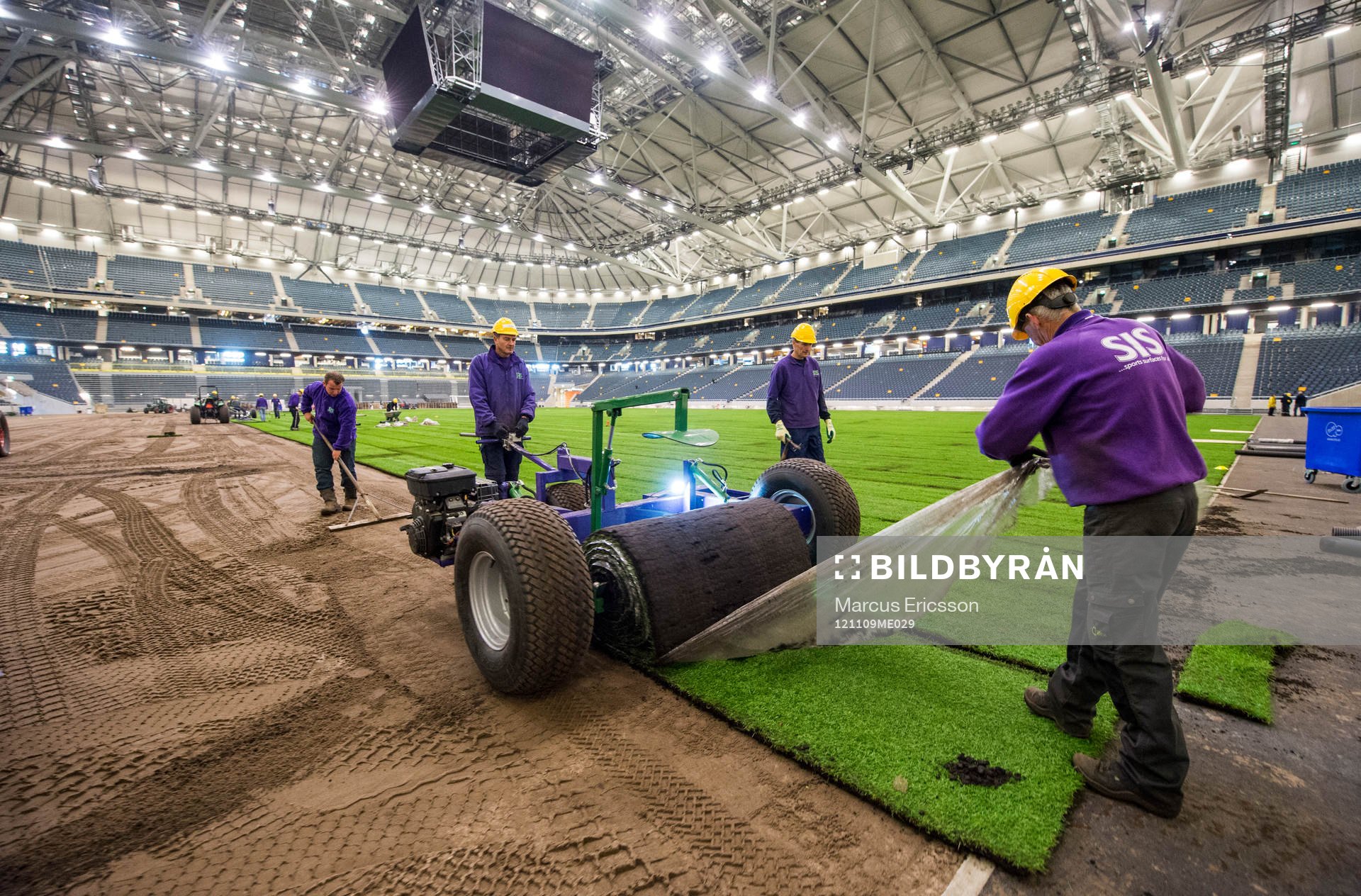 Gräset rullas ut på Sverige nya Nationalarena