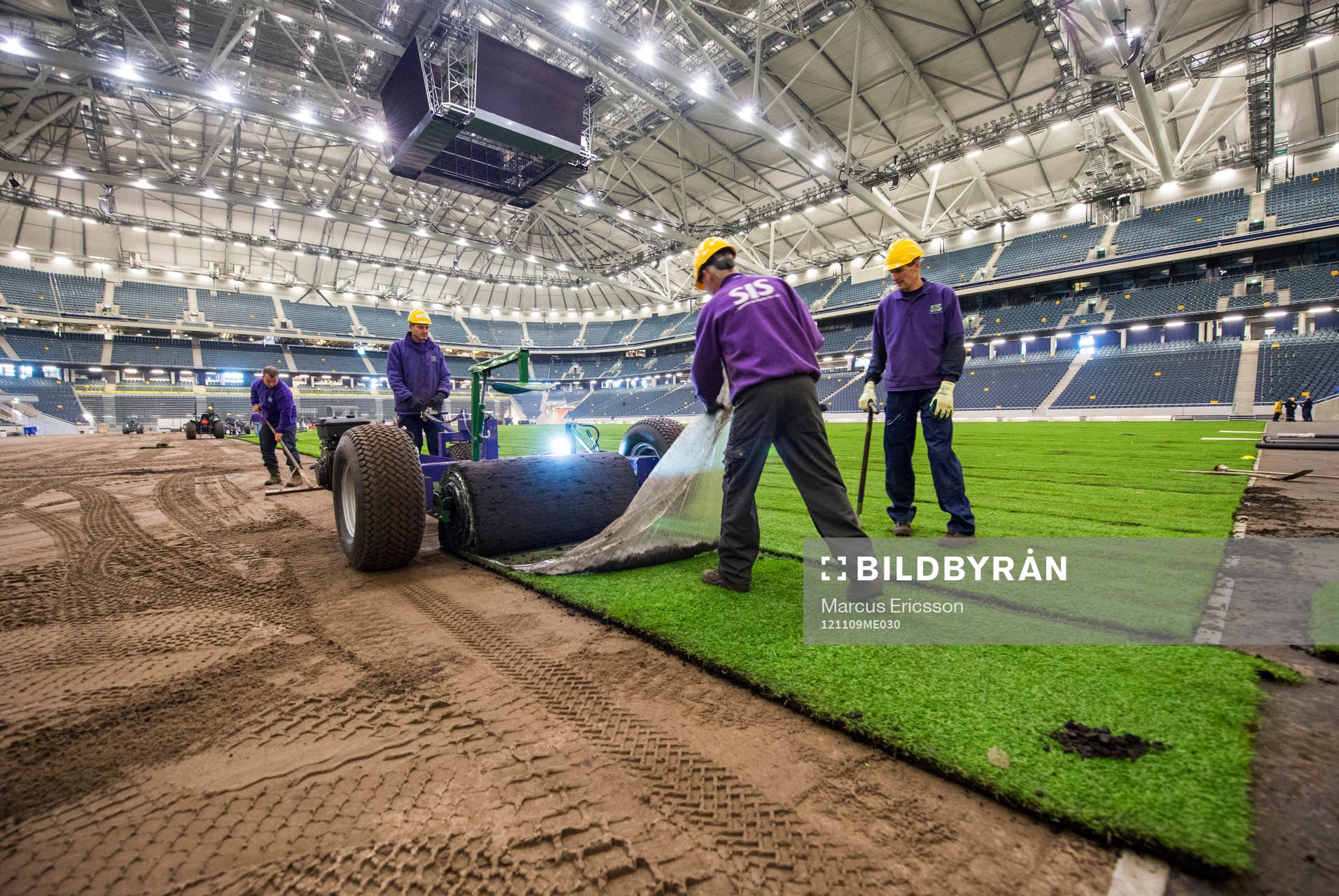 Gräset rullas ut på Sverige nya Nationalarena
