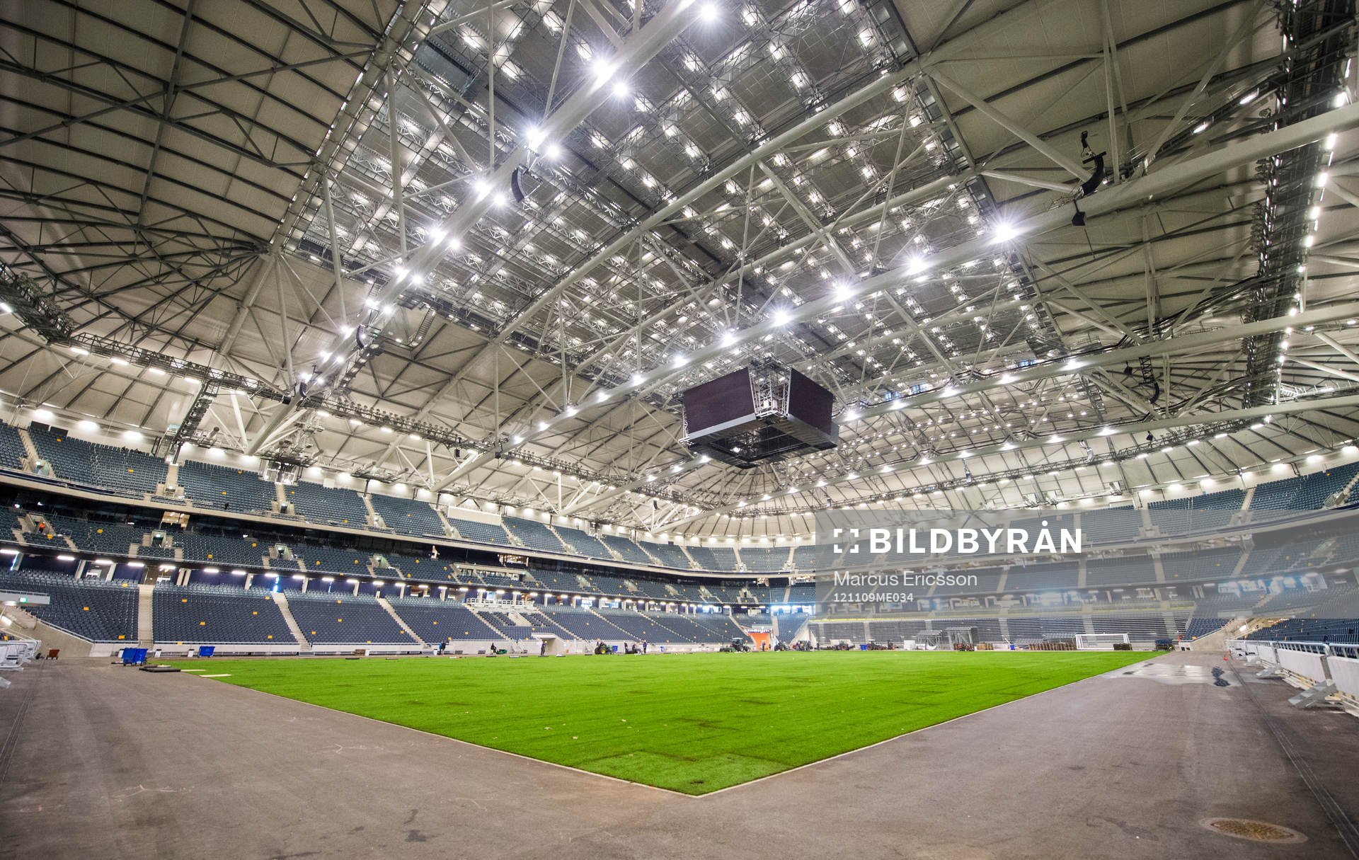 Gräset rullas ut på Sverige nya Nationalarena