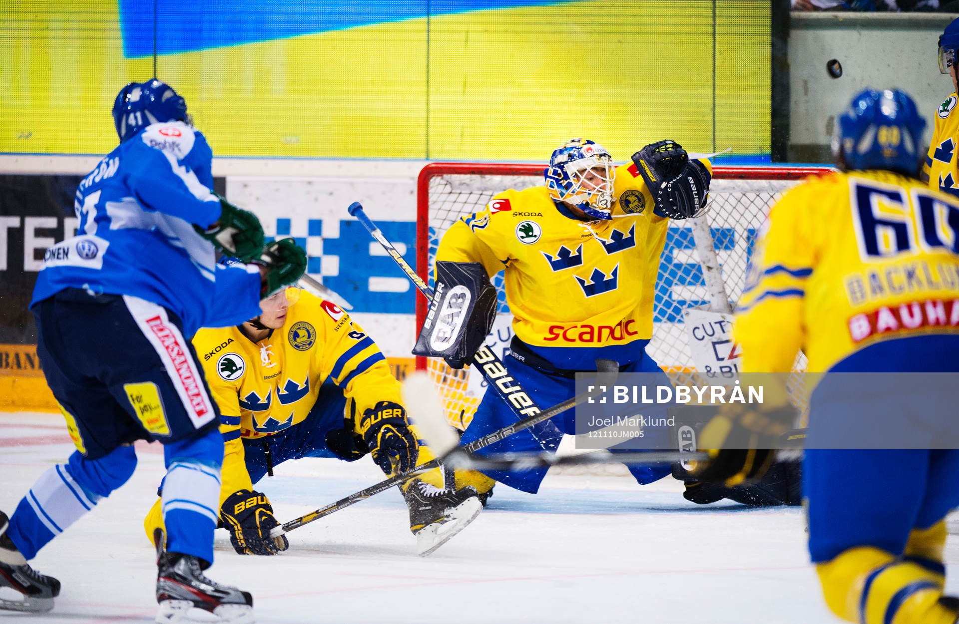 Antti Pihlström, Finland, skjuter pucken över Gustaf