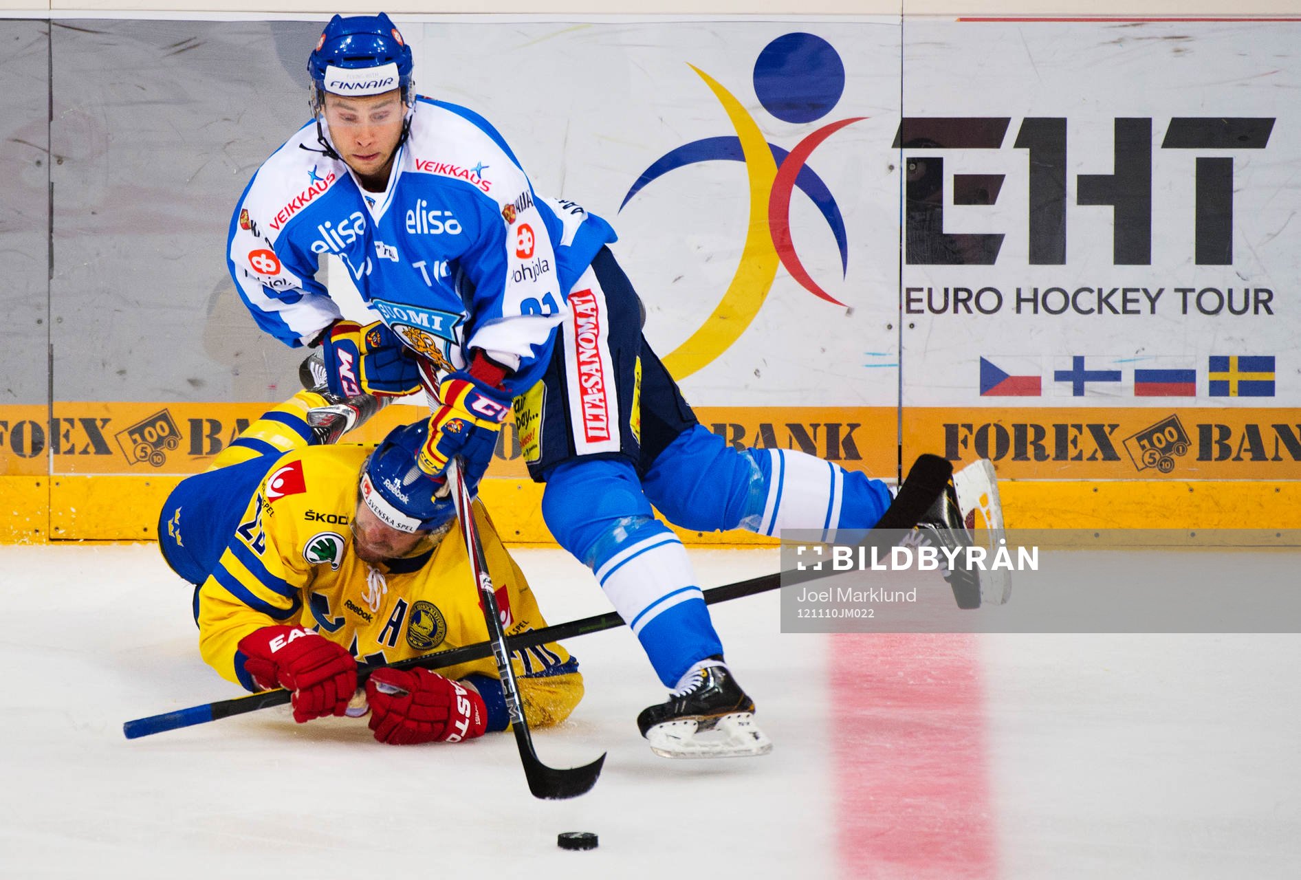 Joel Lundqvist, Sverige, faller i en närkamp med Ilari