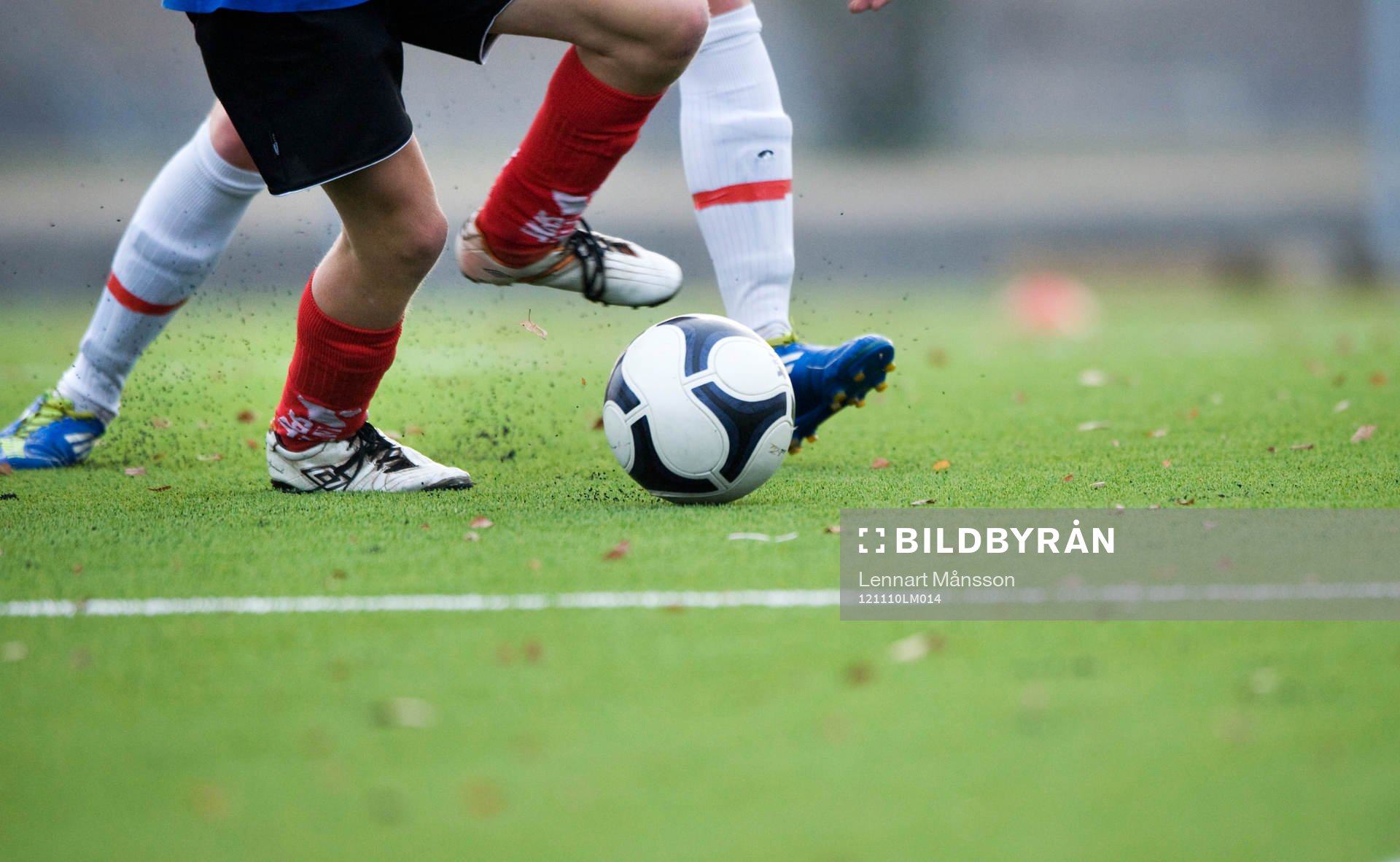 Fot, fotboll, bollkontroll, konstgräs, kamp om bollen