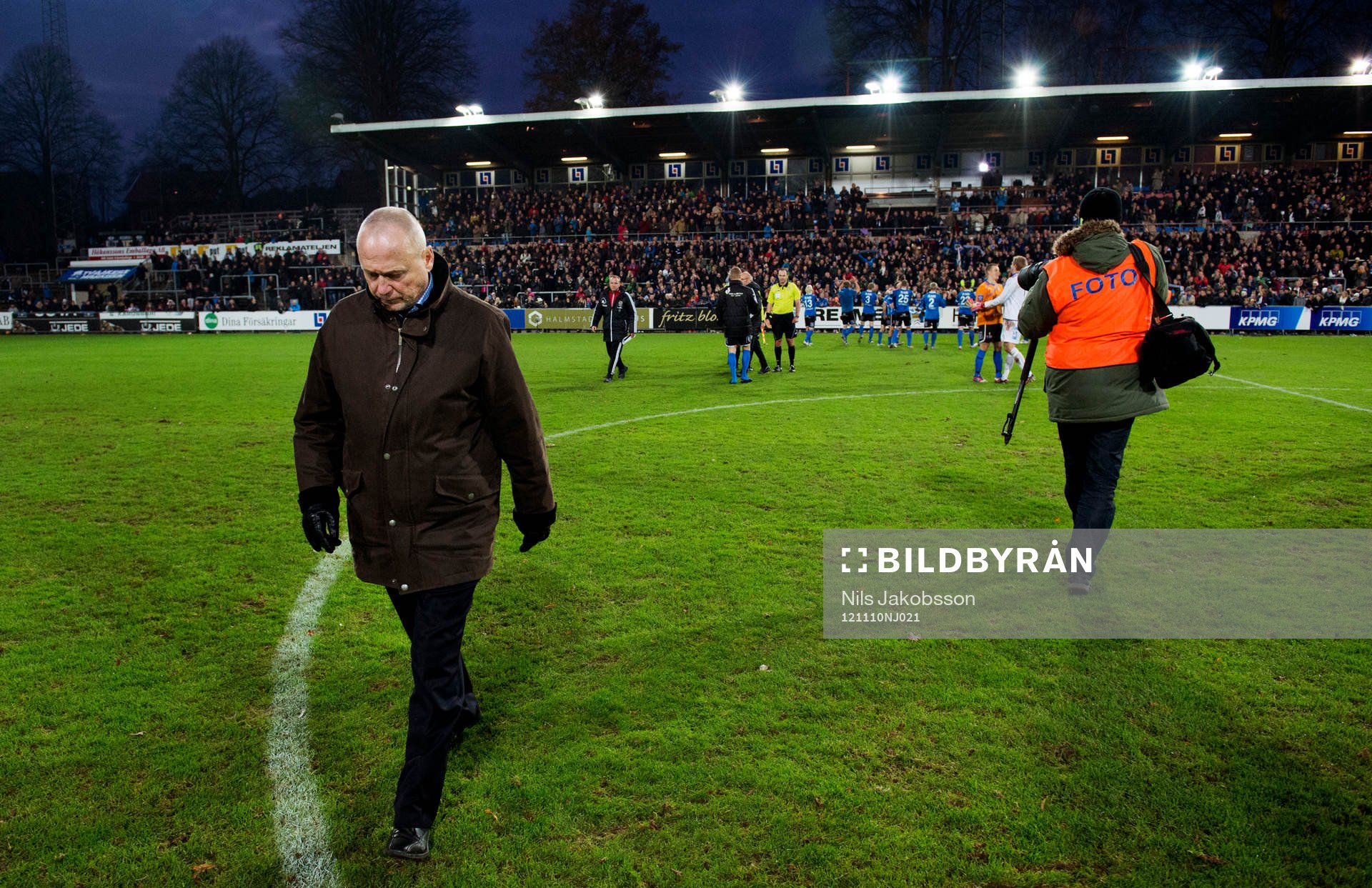 Sören Åkeby, tränare GIF Sundsvall vandrar bedrövad av
