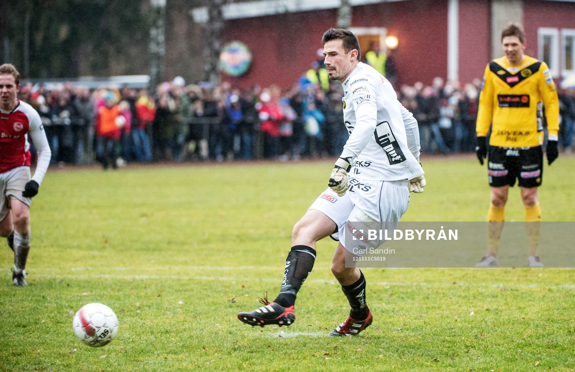 Fotboll, Svenska Cupen, Hovslätt - Elfsborg: Kevin Stuhr Ellegaard, målvakt, Elfsborg, lägger straff men bollen går i stolpen ut.