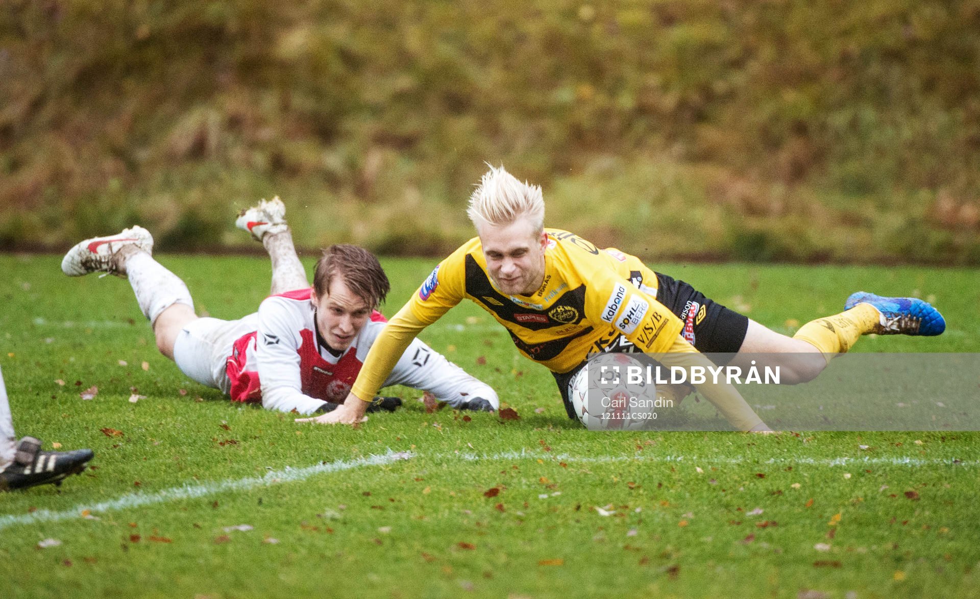 Fotboll, Svenska Cupen, Hovslätt - Elfsborg: Jonathan Johansson, Hovslätt, knuffar omkull Johan Larsson, Elfsborg, och domaren dömer straff.