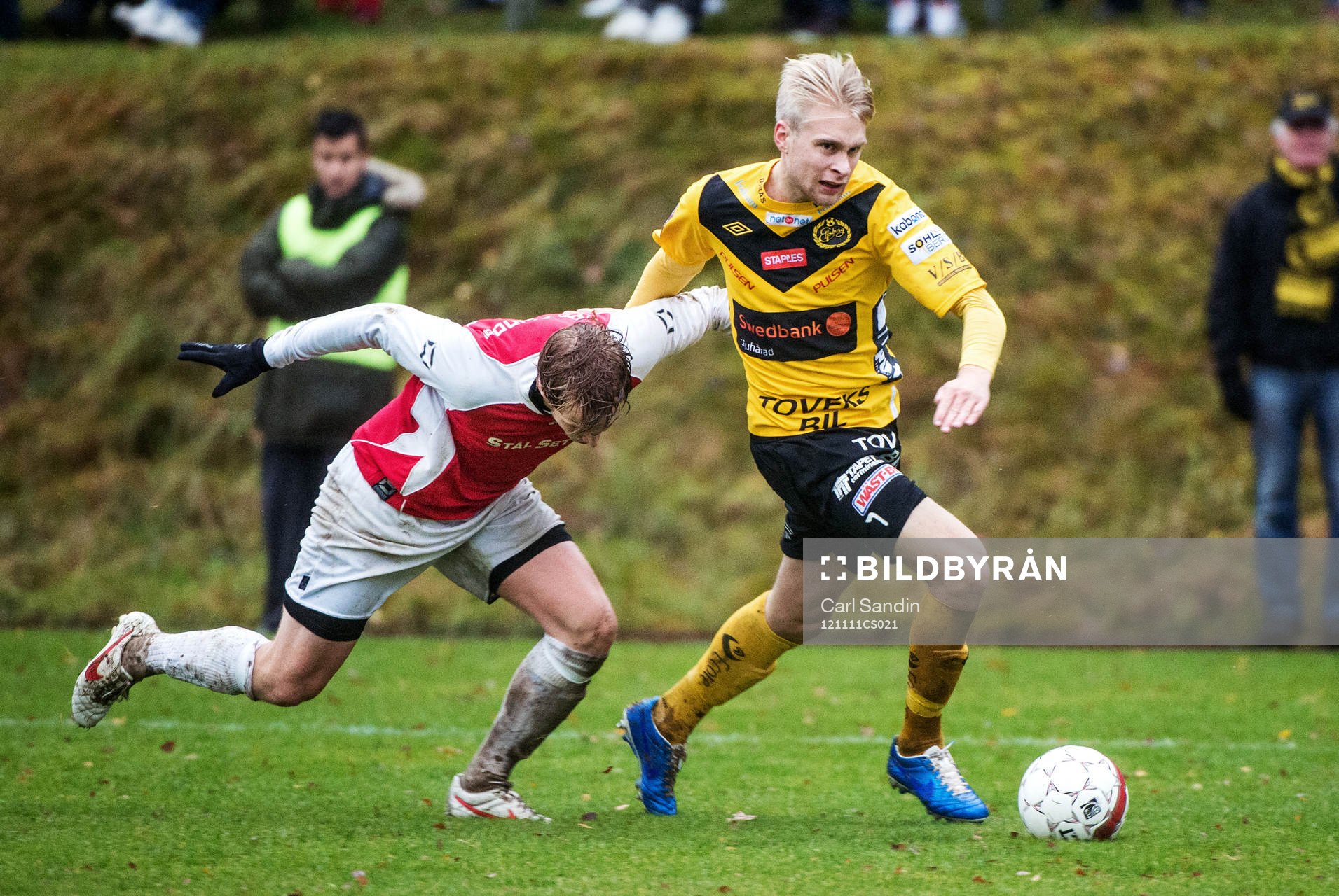 Fotboll, Svenska Cupen, Hovslätt - Elfsborg: Närkamp mellan Jonathan Johansson, Hovslätt, och Johan Larsson, Elfsborg.