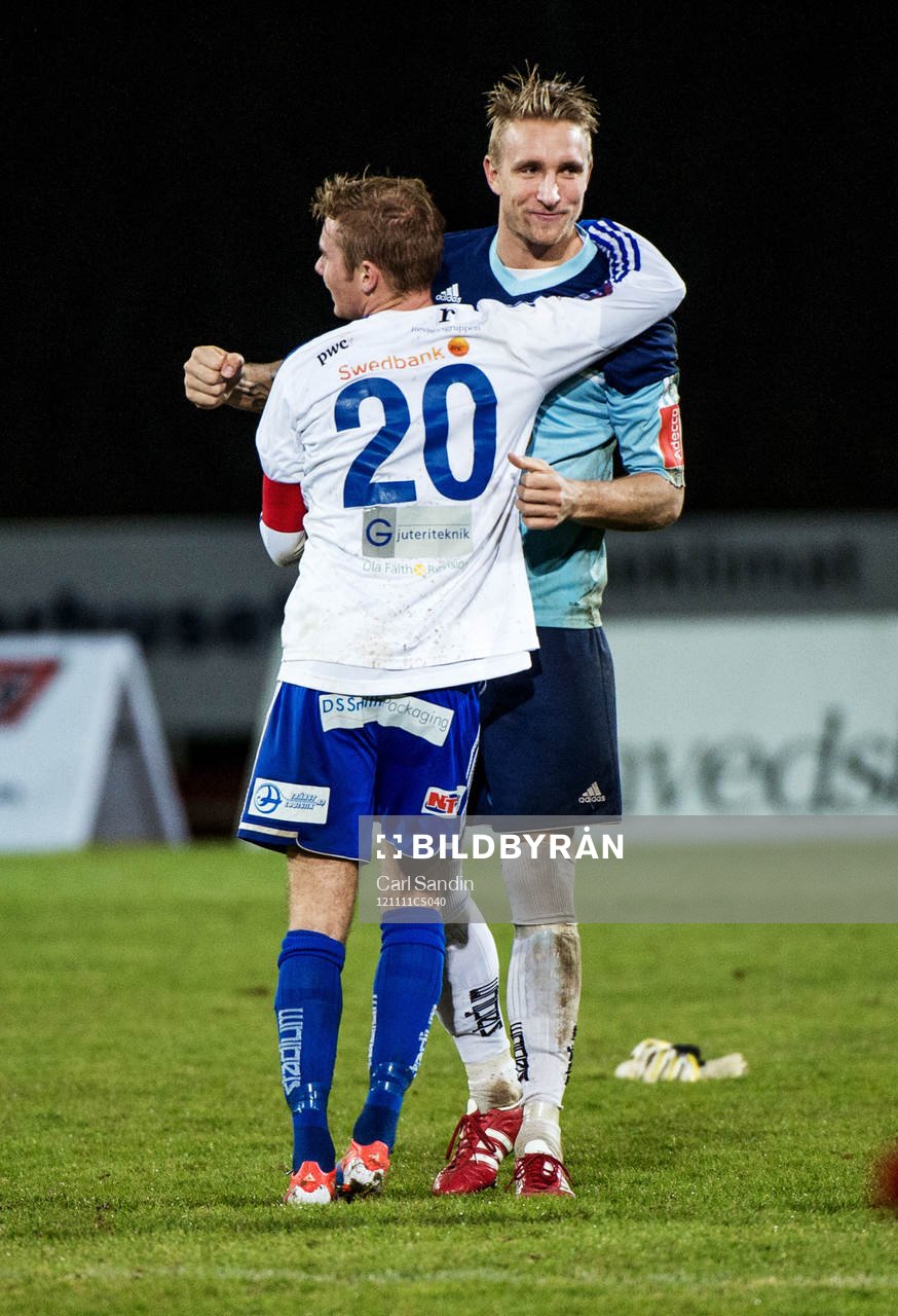 Bill Halvorsen, målvakt, kramar om Freddy Winst, Värnamo