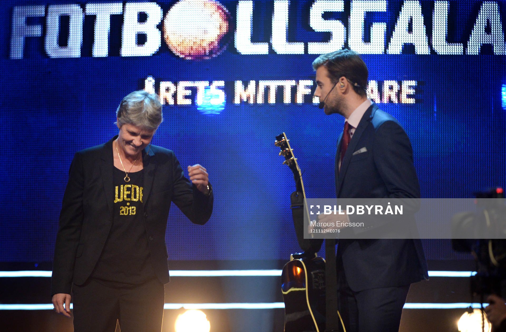 Pia Sundhage, förbundskapten får en gitarr av Pär