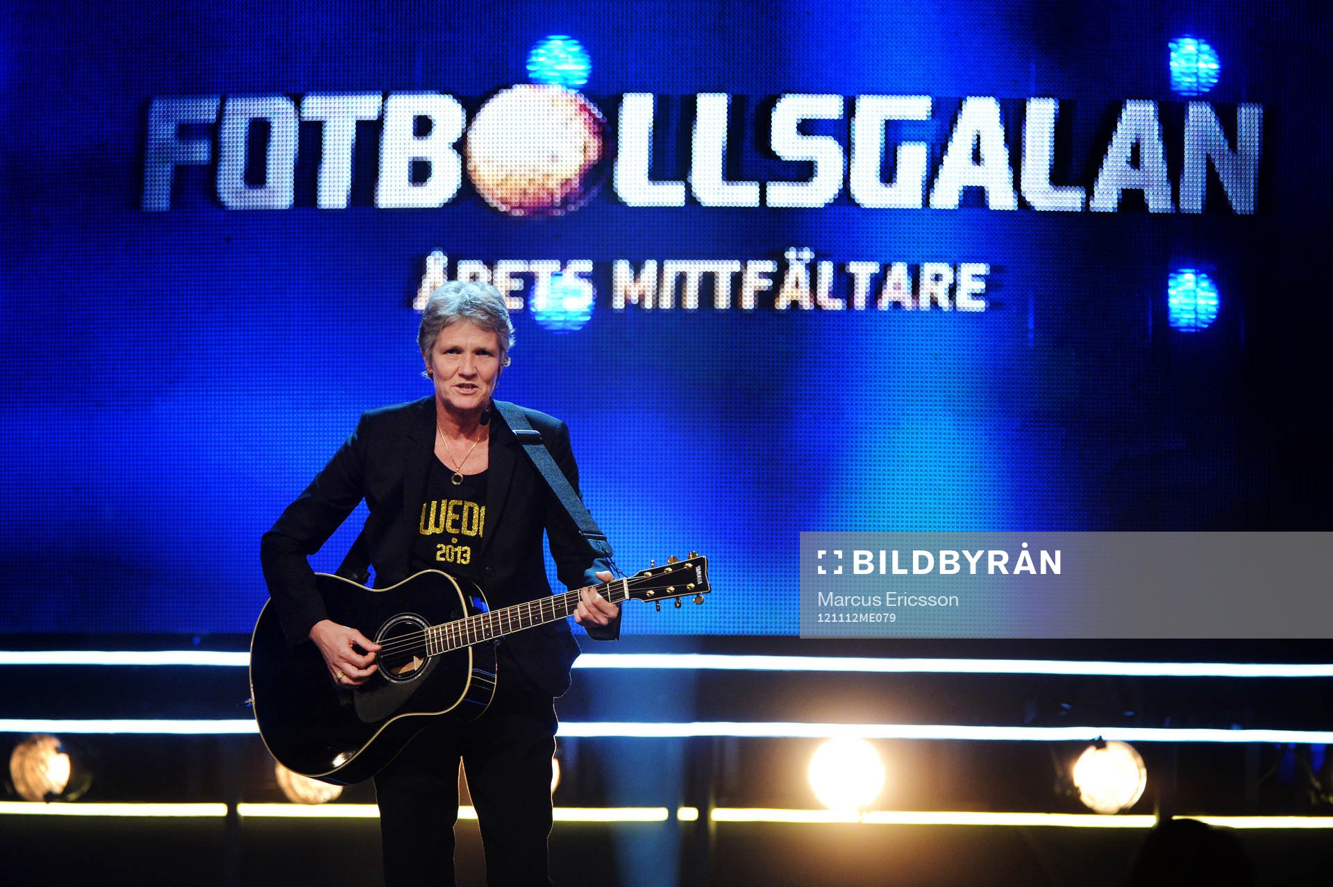 Pia Sunhage, förbundskapten gör succé med ett gitarr och