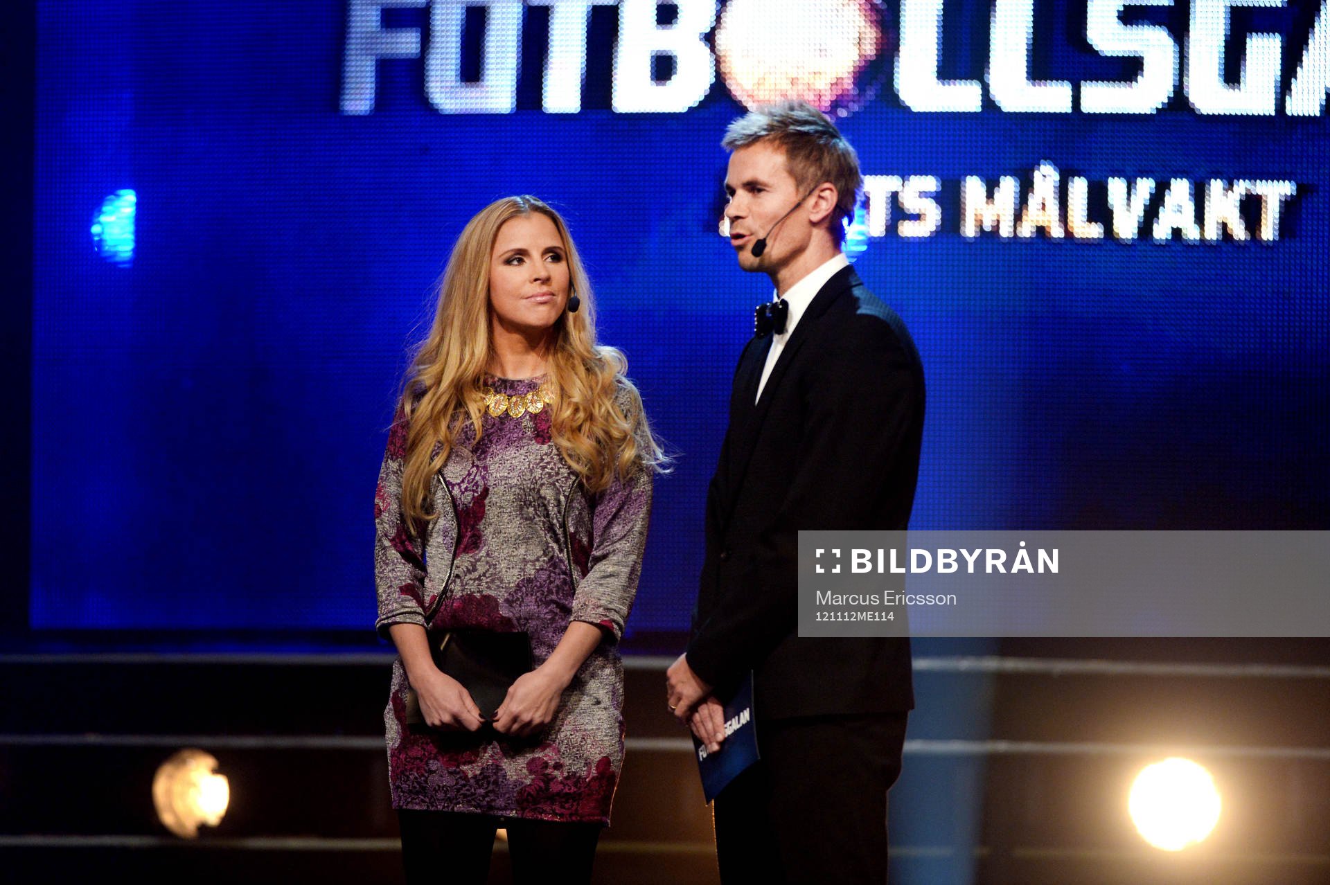 Lisa Miskowsky och Niclas Alexandersson delar ut pris till