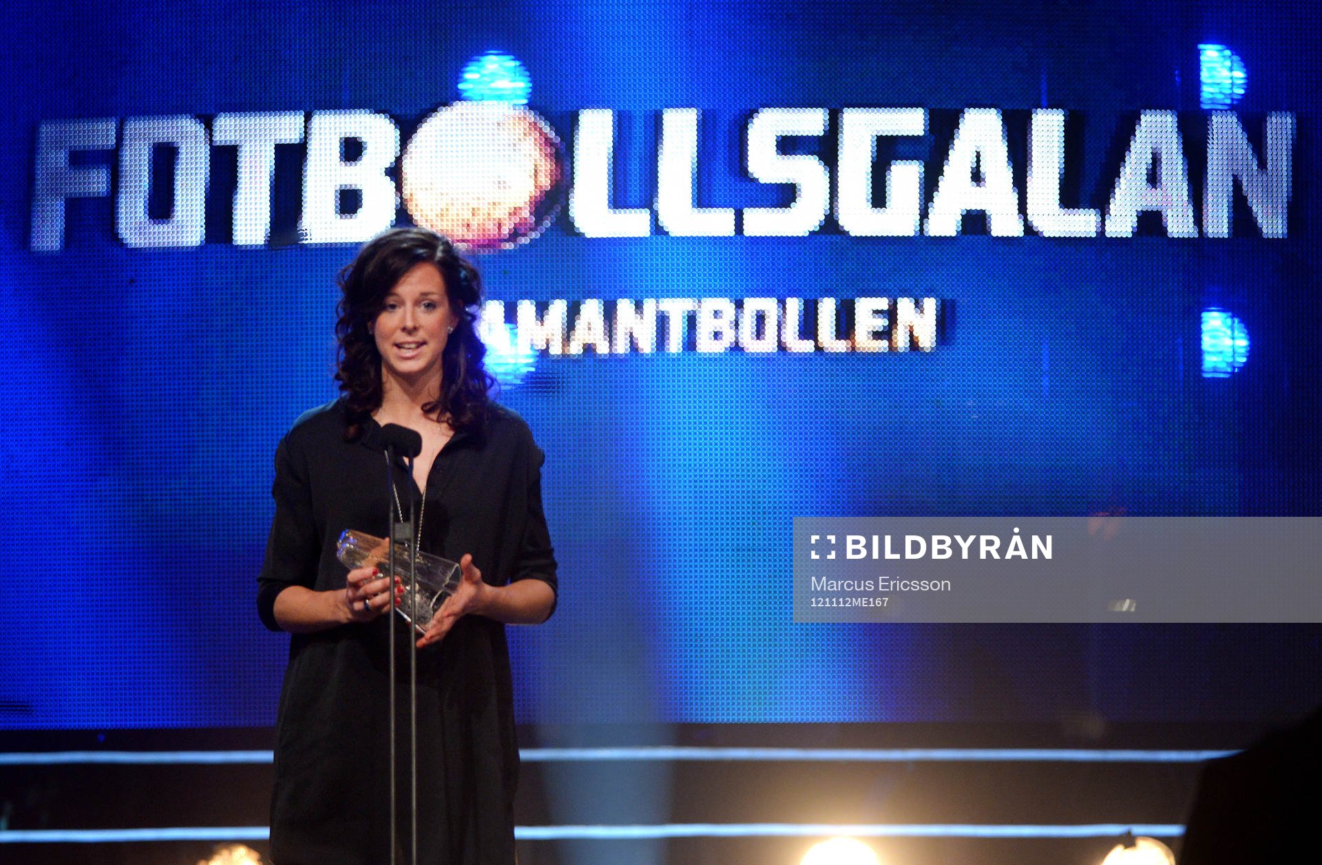 Fotboll, Fotbollsgalan: Tina Nordlund och Anja Gatu delar ut Diamantbollen som vinns av Lotta Schelin.