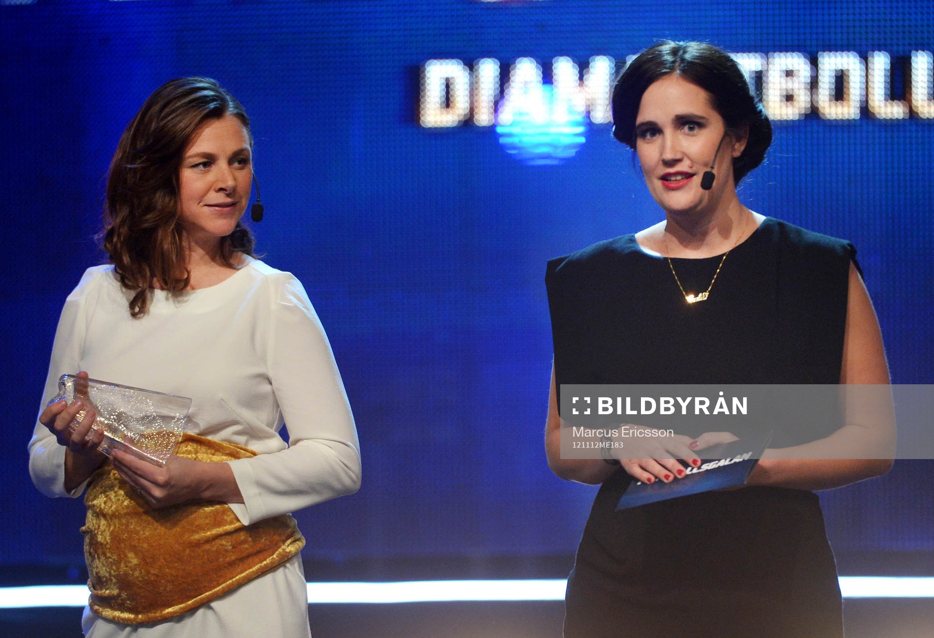 Tina Nordlund och Anja Gatu delar ut Diamantbollen som