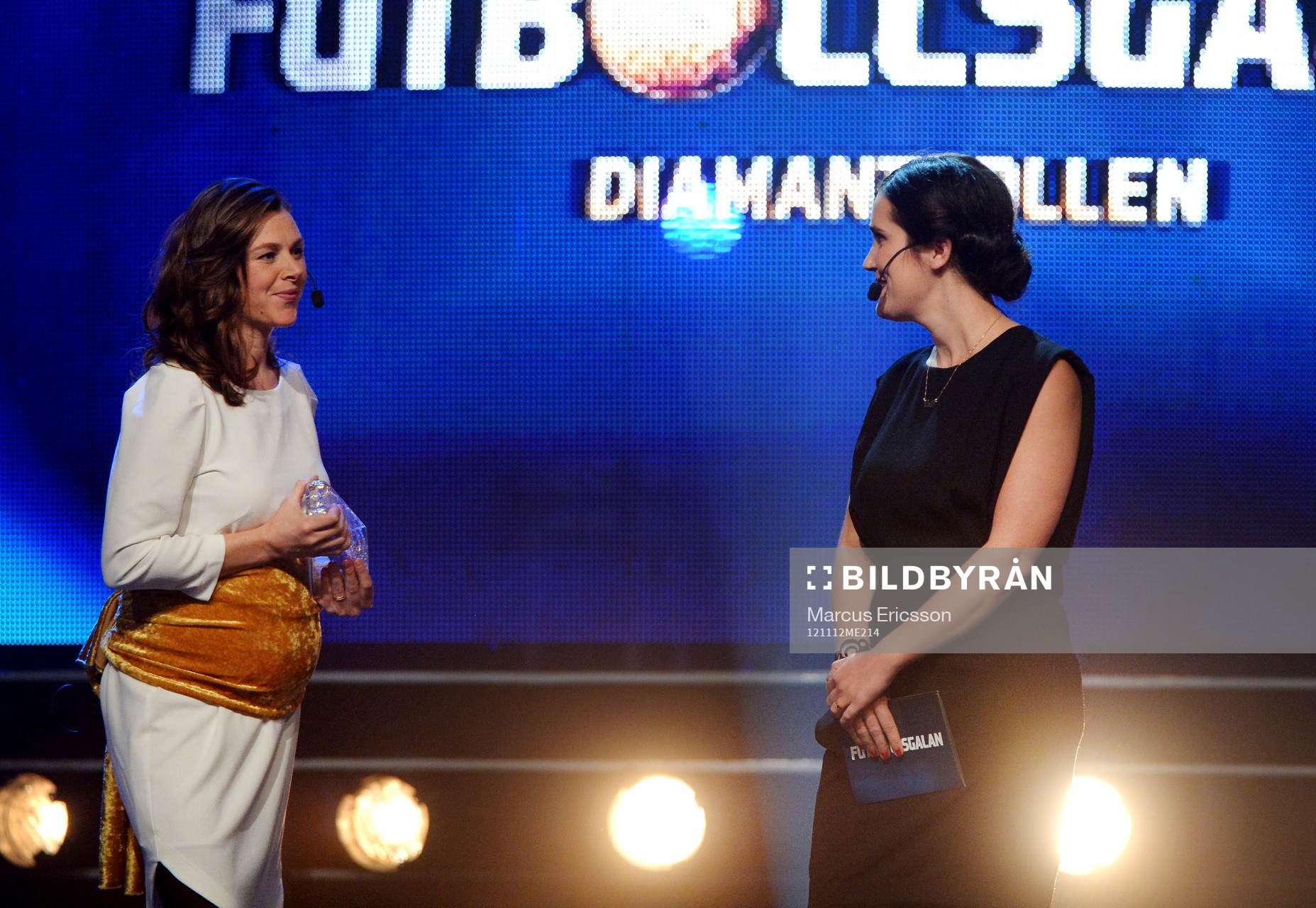 Tina Nordlund och Anja Gatu delar ut Diamantbollen som