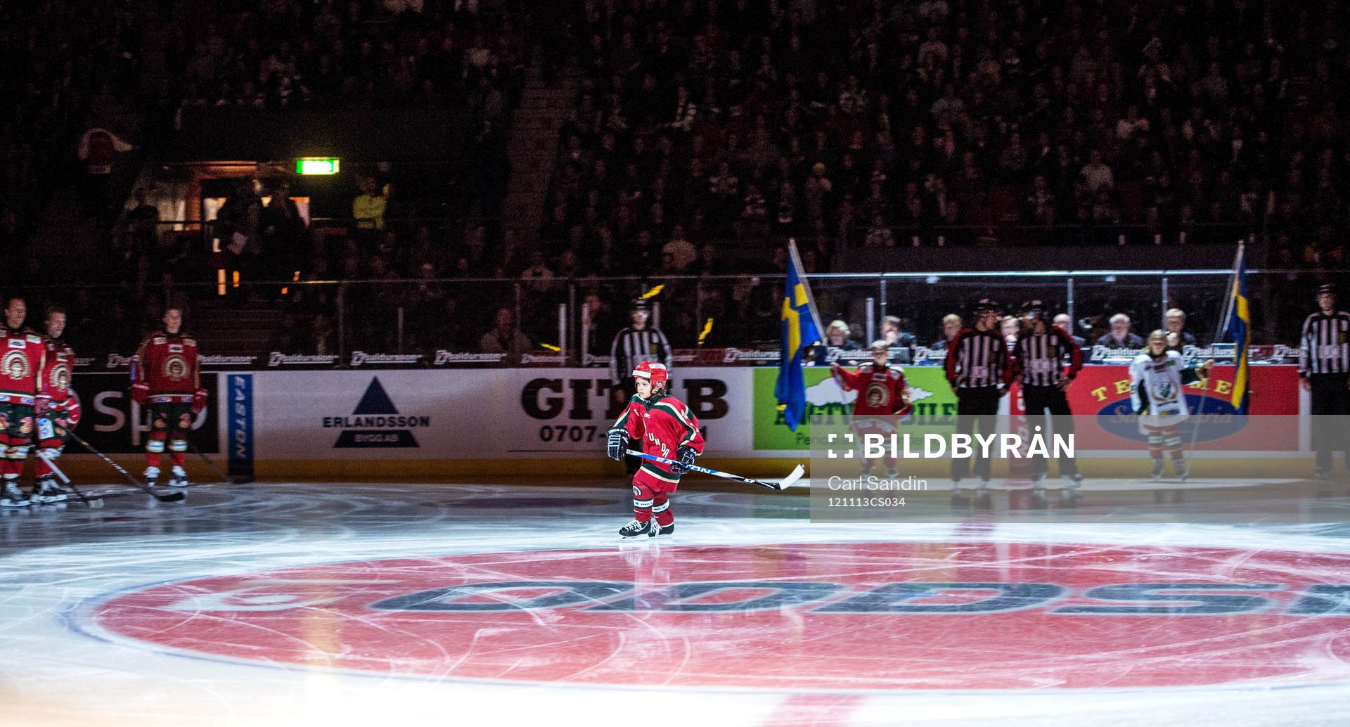 Matchens knatte åker några varv runt mittcirkeln