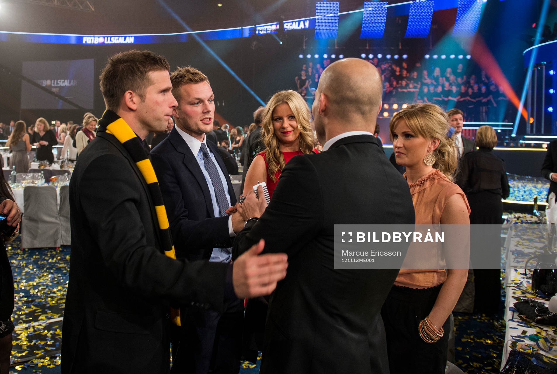Anders Svensson och Sebastian Larsson pratar med Fredrik